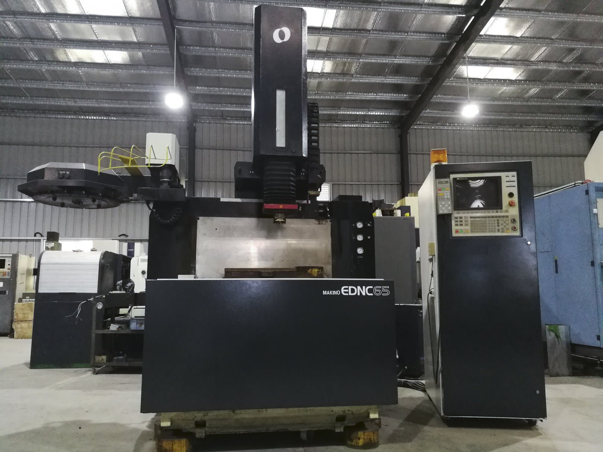 Vooraanzicht  van Makino EDNC65 machine