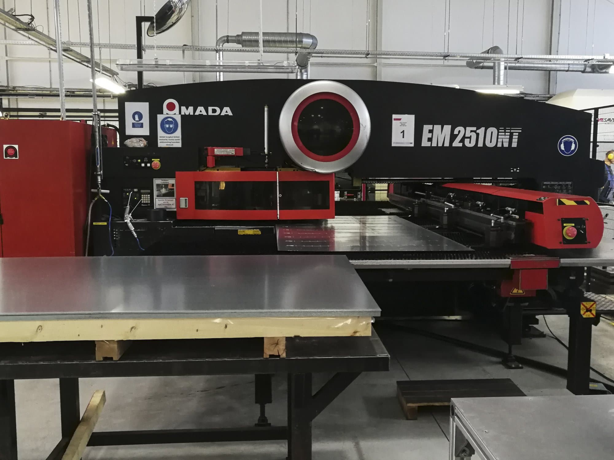 Vooraanzicht van AMADA EM2510NT machine