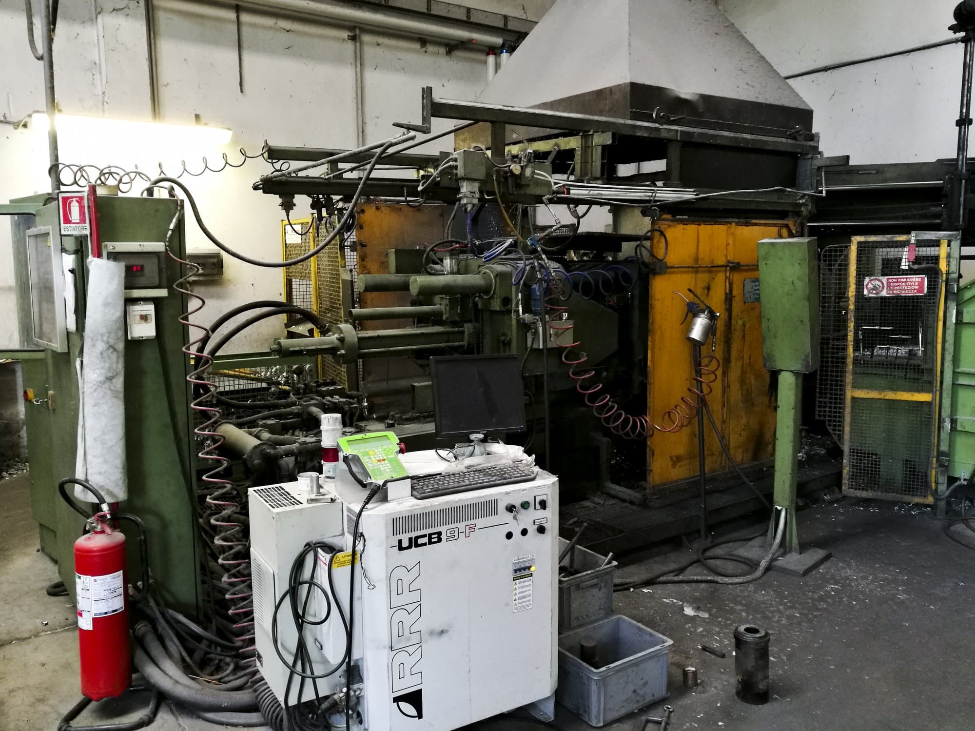 Links zicht  van Buehler H-250 B machine