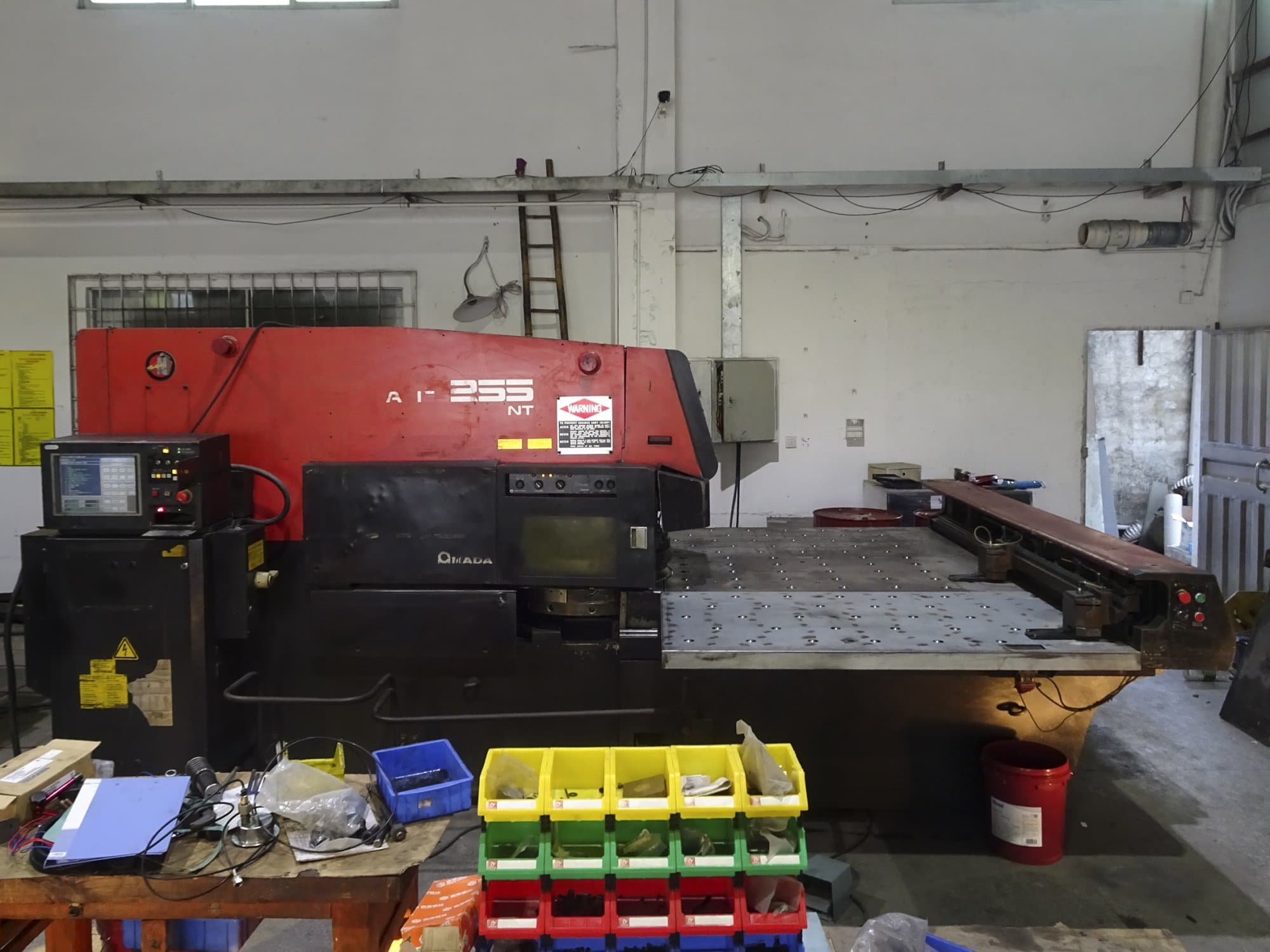 Vooraanzicht  van AMADA ARIES 255NT machine