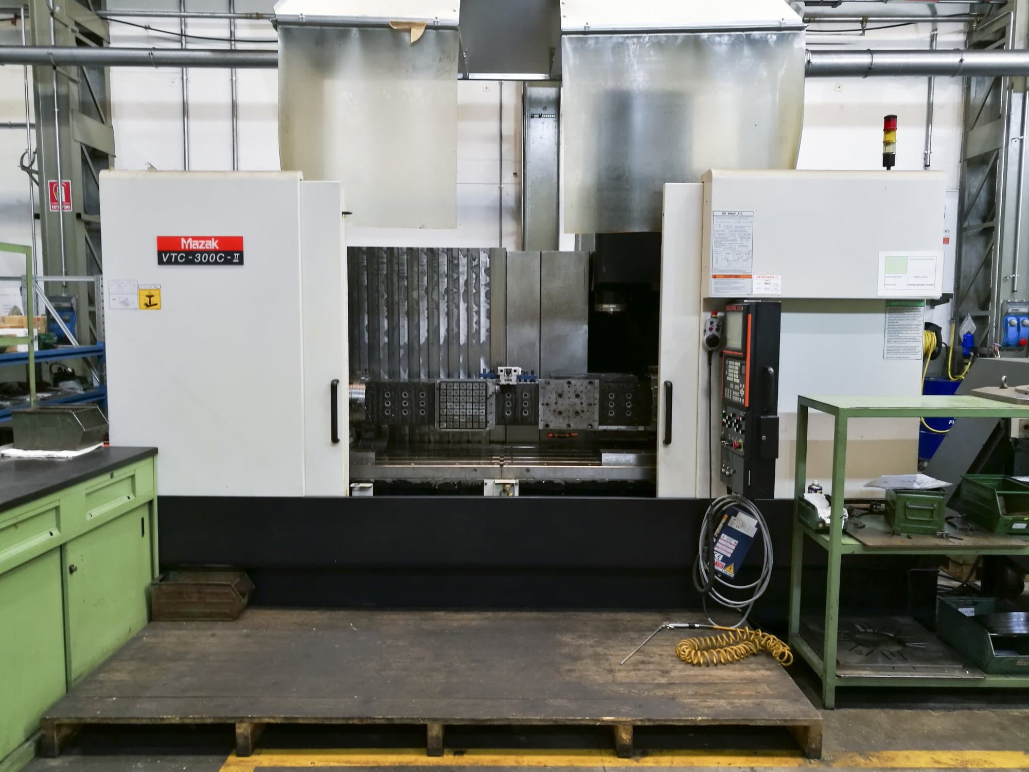 Vooraanzicht  van Mazak VTC-300C machine