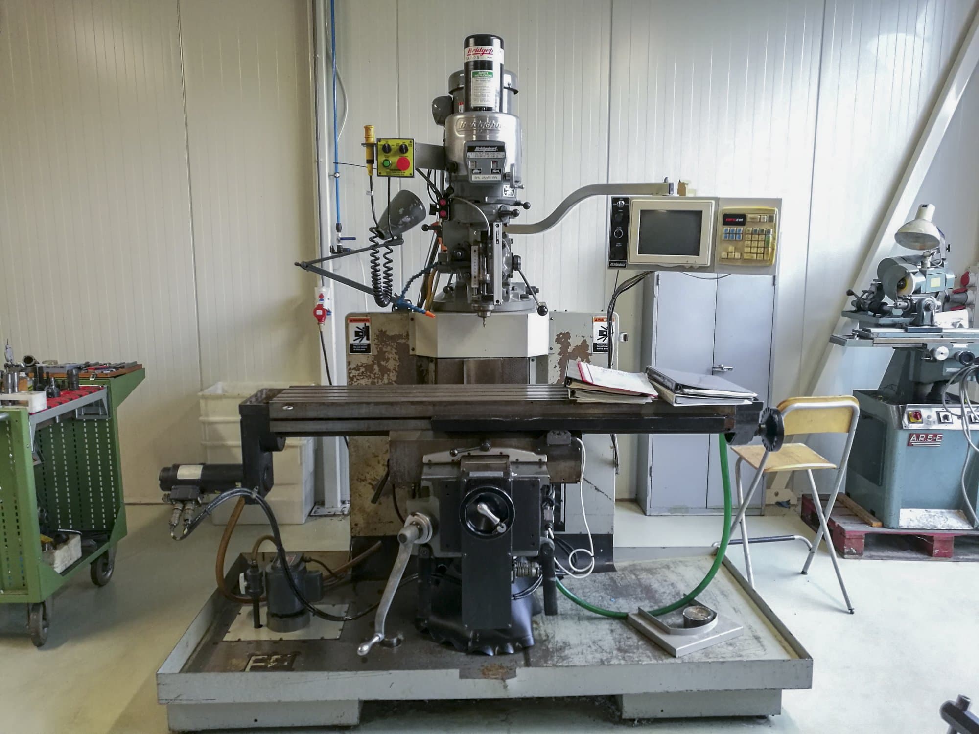 Vooraanzicht  van Bridgeport EZ TRAK DX II machine