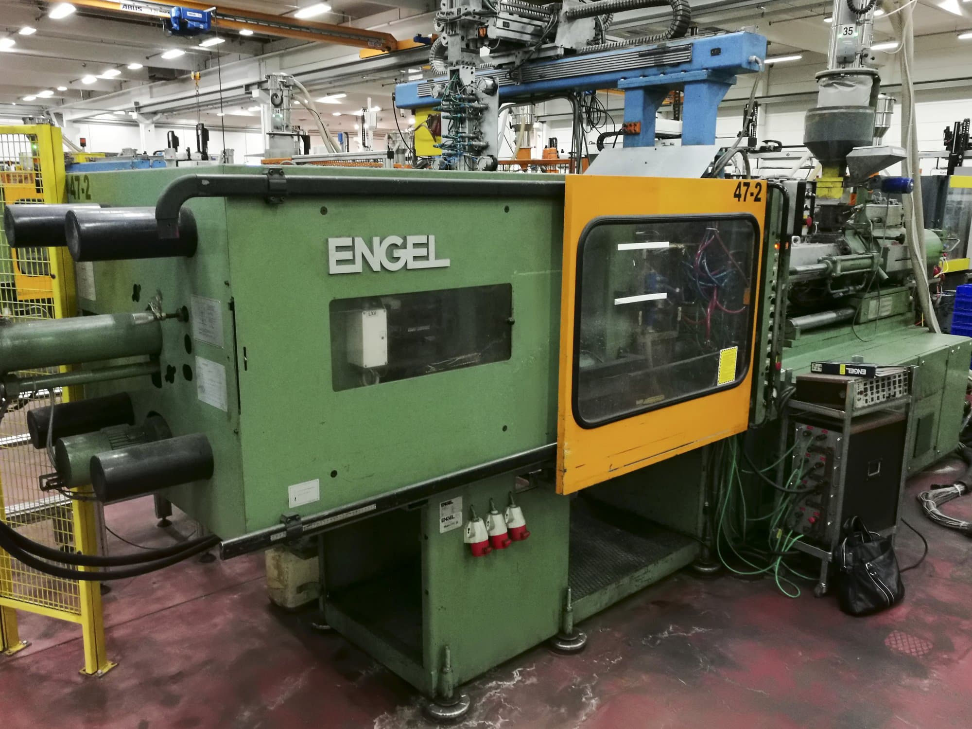 Links zicht  van ENGEL ES 1300/200 machine