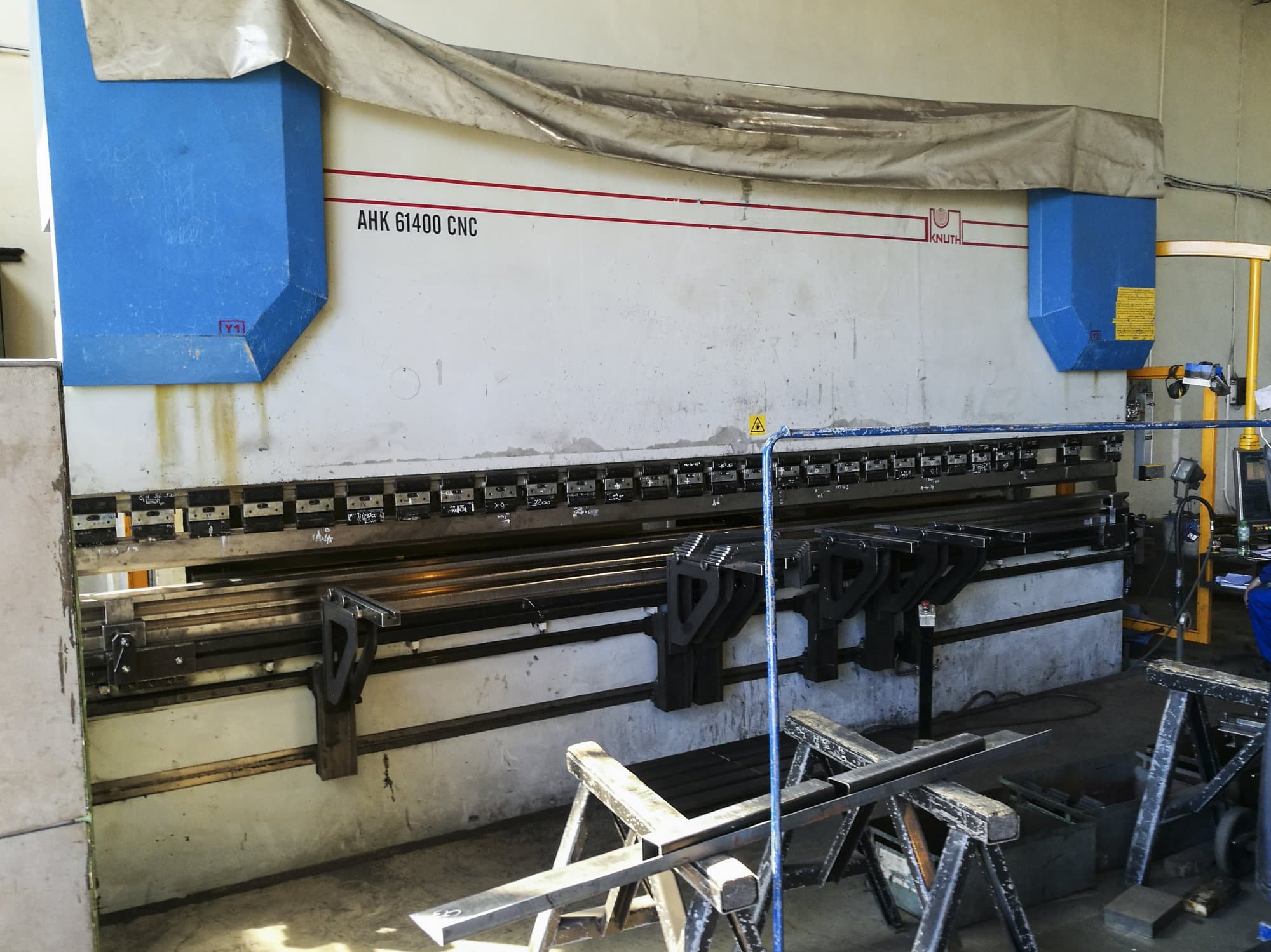 Links zicht  van KNUTH AHK 61400 CNC machine