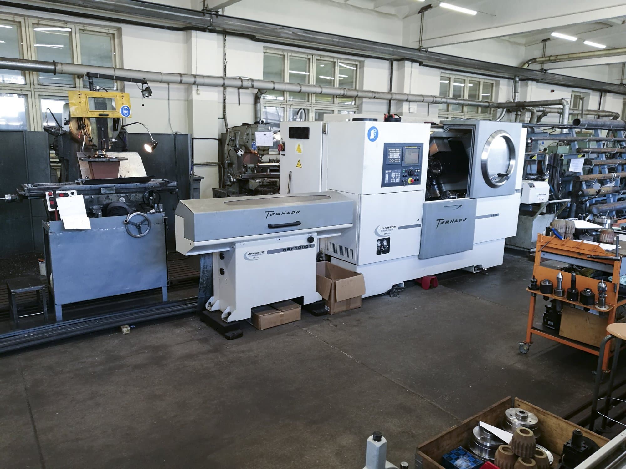 Vooraanzicht  2 van Colchester TORNADO T8MS machine