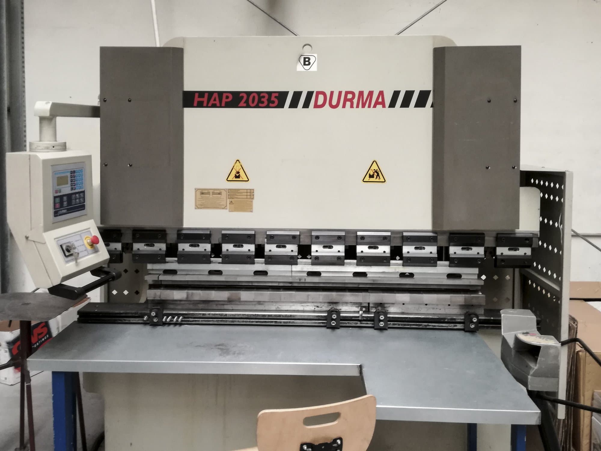 Vooraanzicht  van Durma HAP 2035 machine