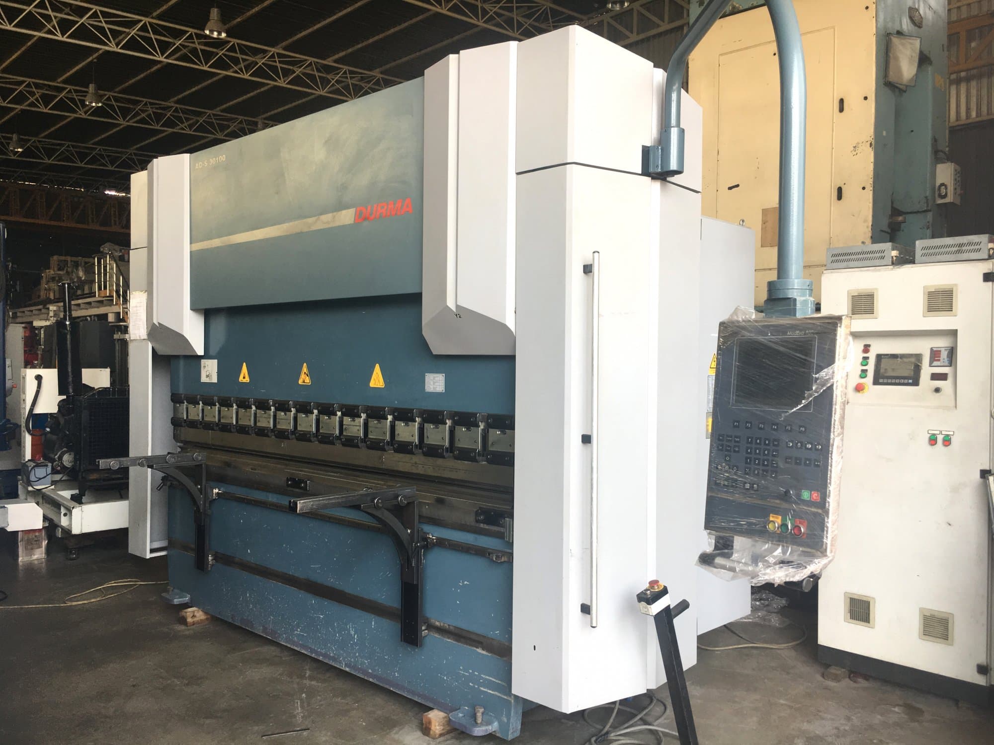 Recht aanzicht  van Durma AD-S 30100 machine