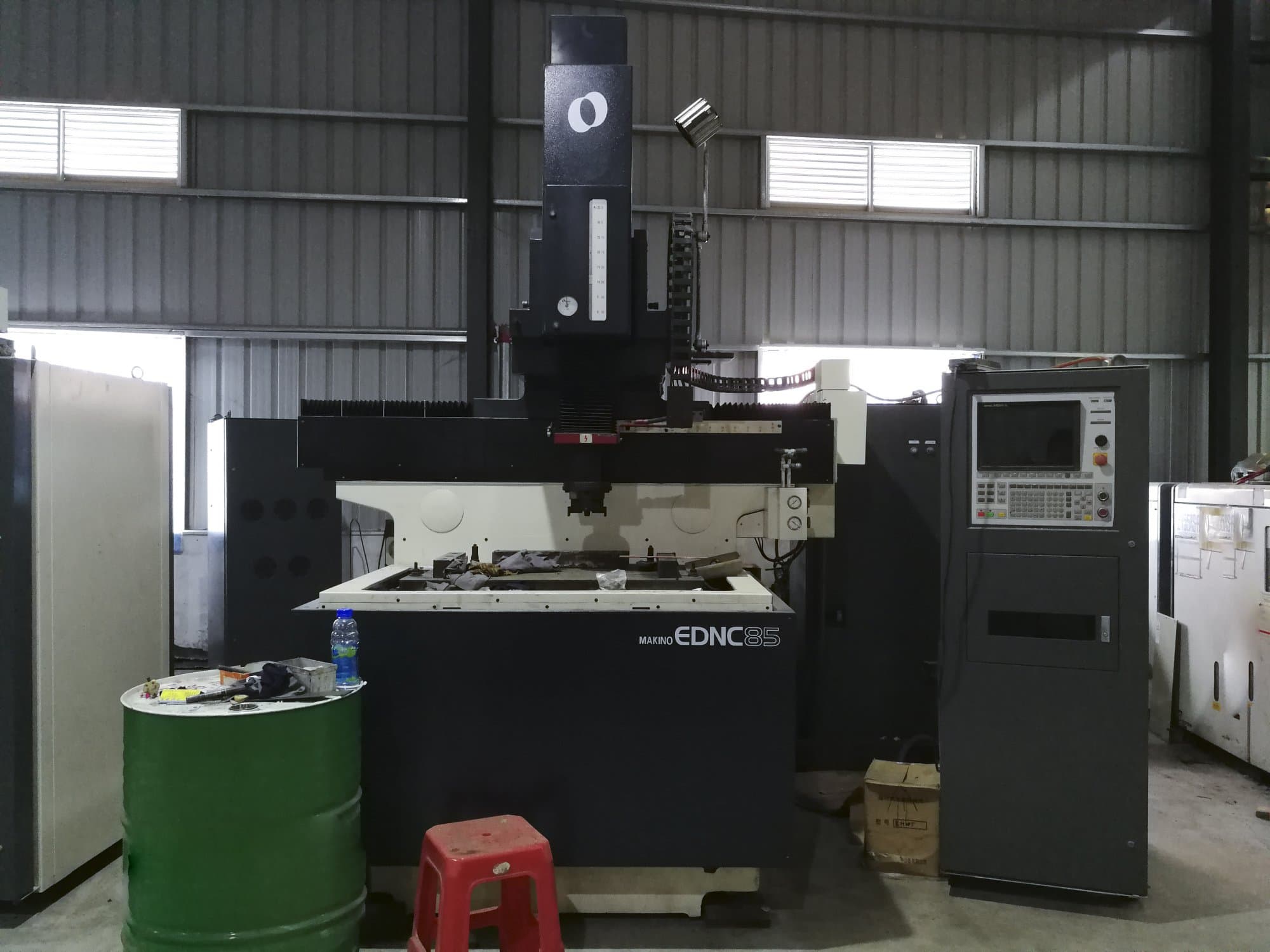 Vooraanzicht  van Makino EDNC85 machine