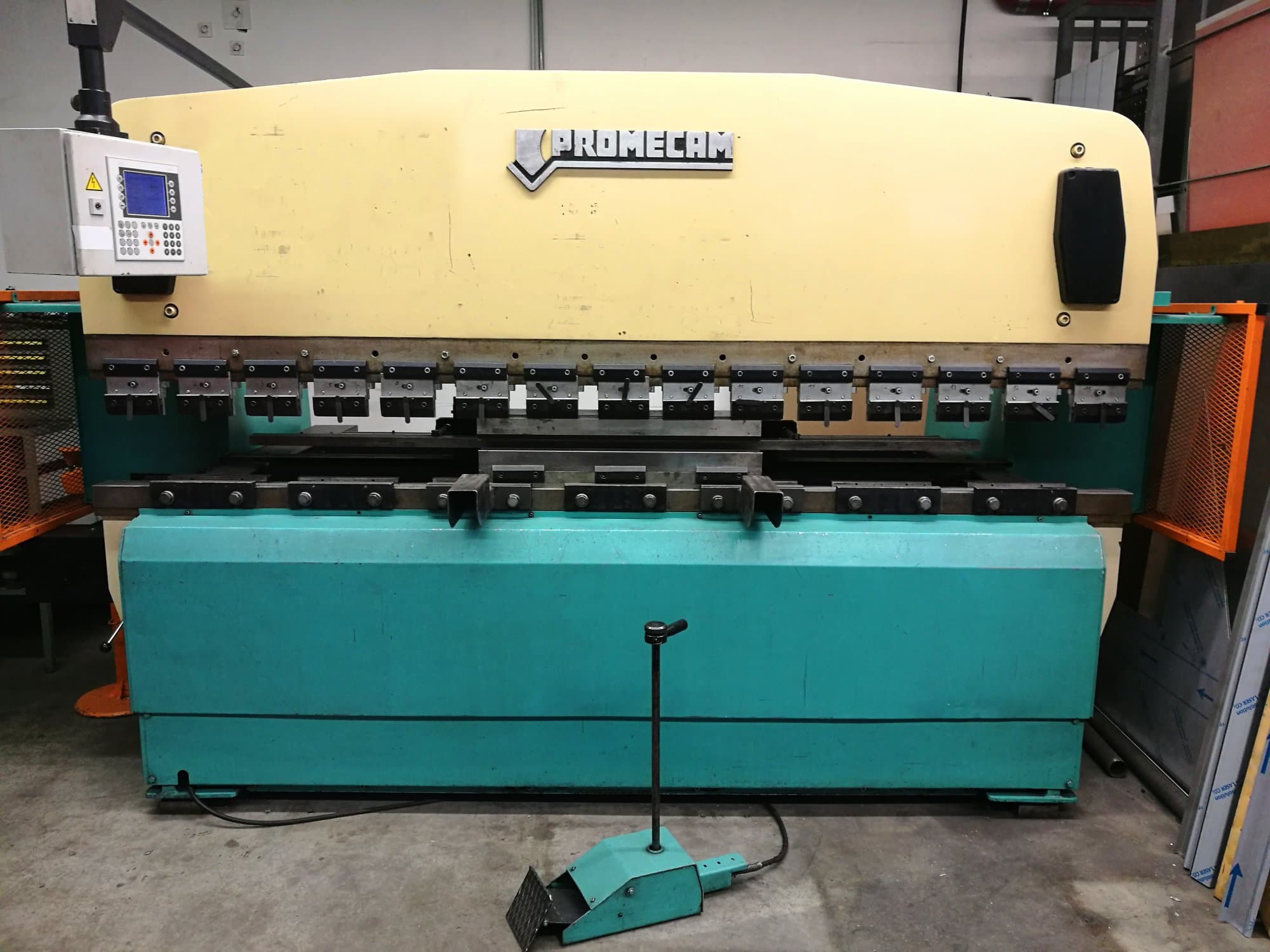 Vooraanzicht  van PROMECAM RG-103 machine