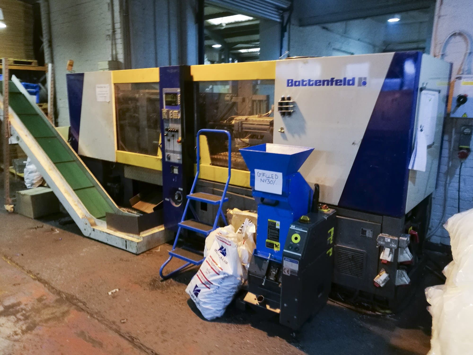 Links zicht  van Battenfeld BK-T 1300/630 machine