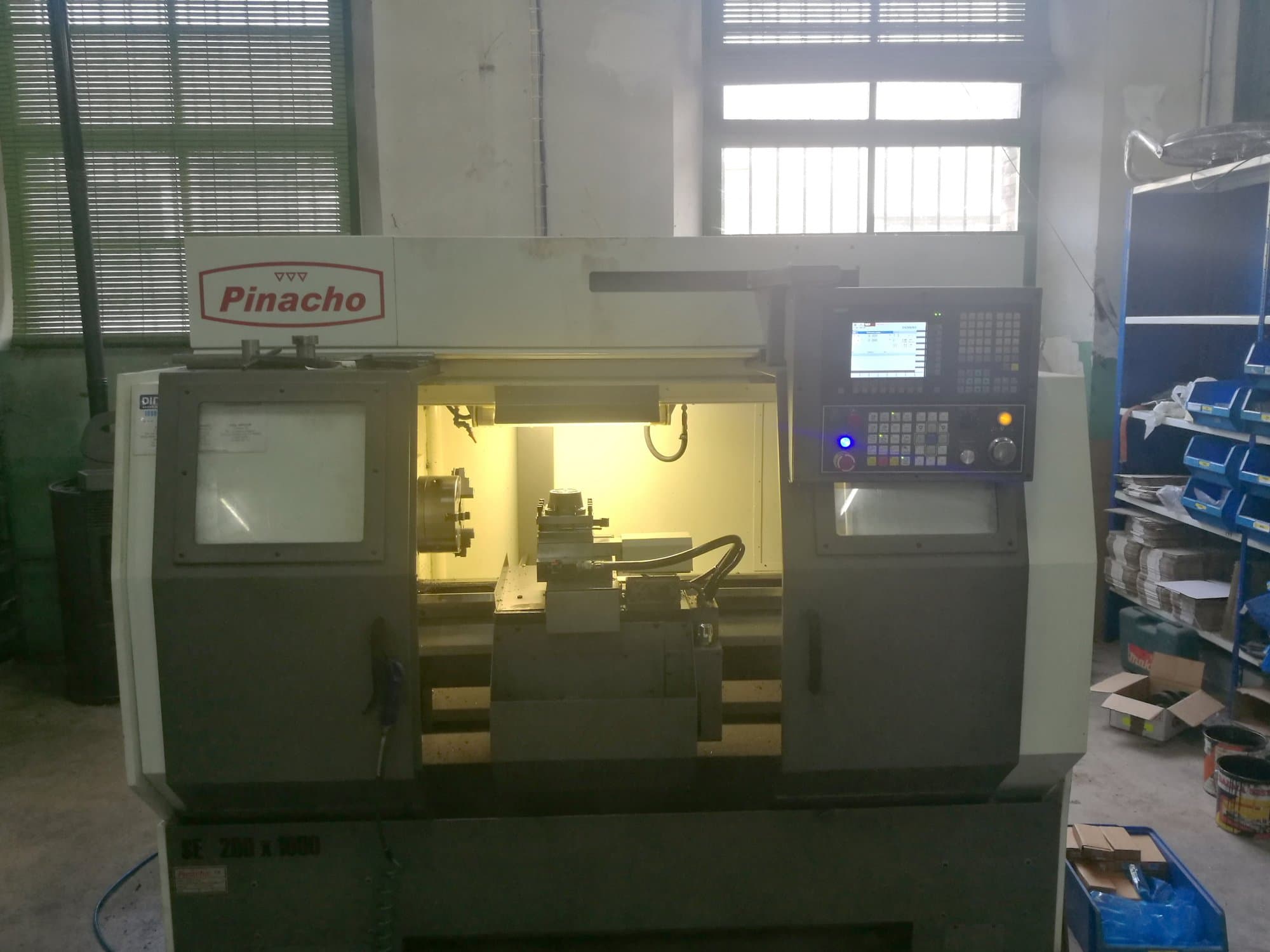 Vooraanzicht  van Pinacho SE-200 machine