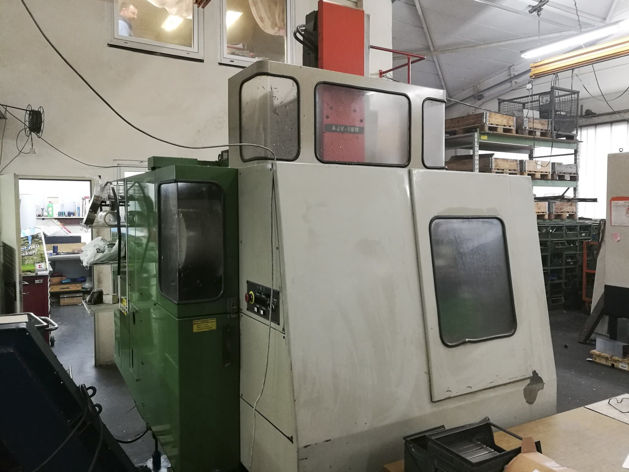 Links zicht  van Mazak AJV-18N machine
