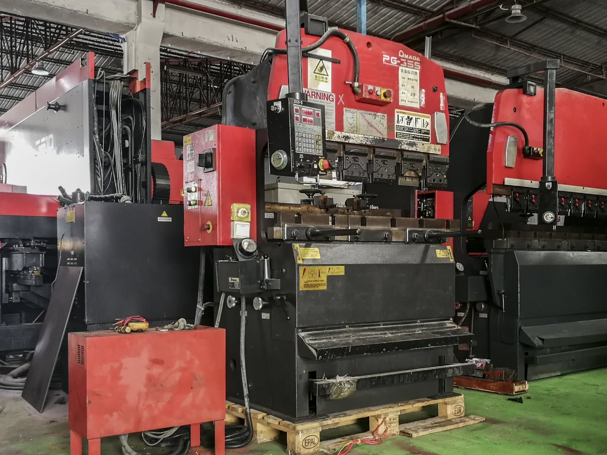 Links zicht  van AMADA RG-35S machine