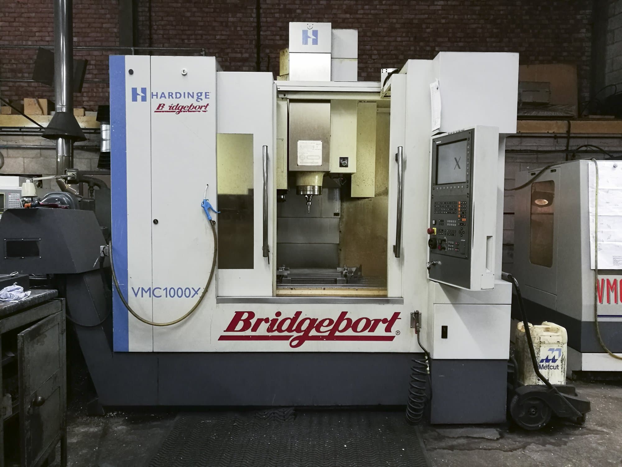 Vooraanzicht  van Bridgeport VMC XP3-1000 machine
