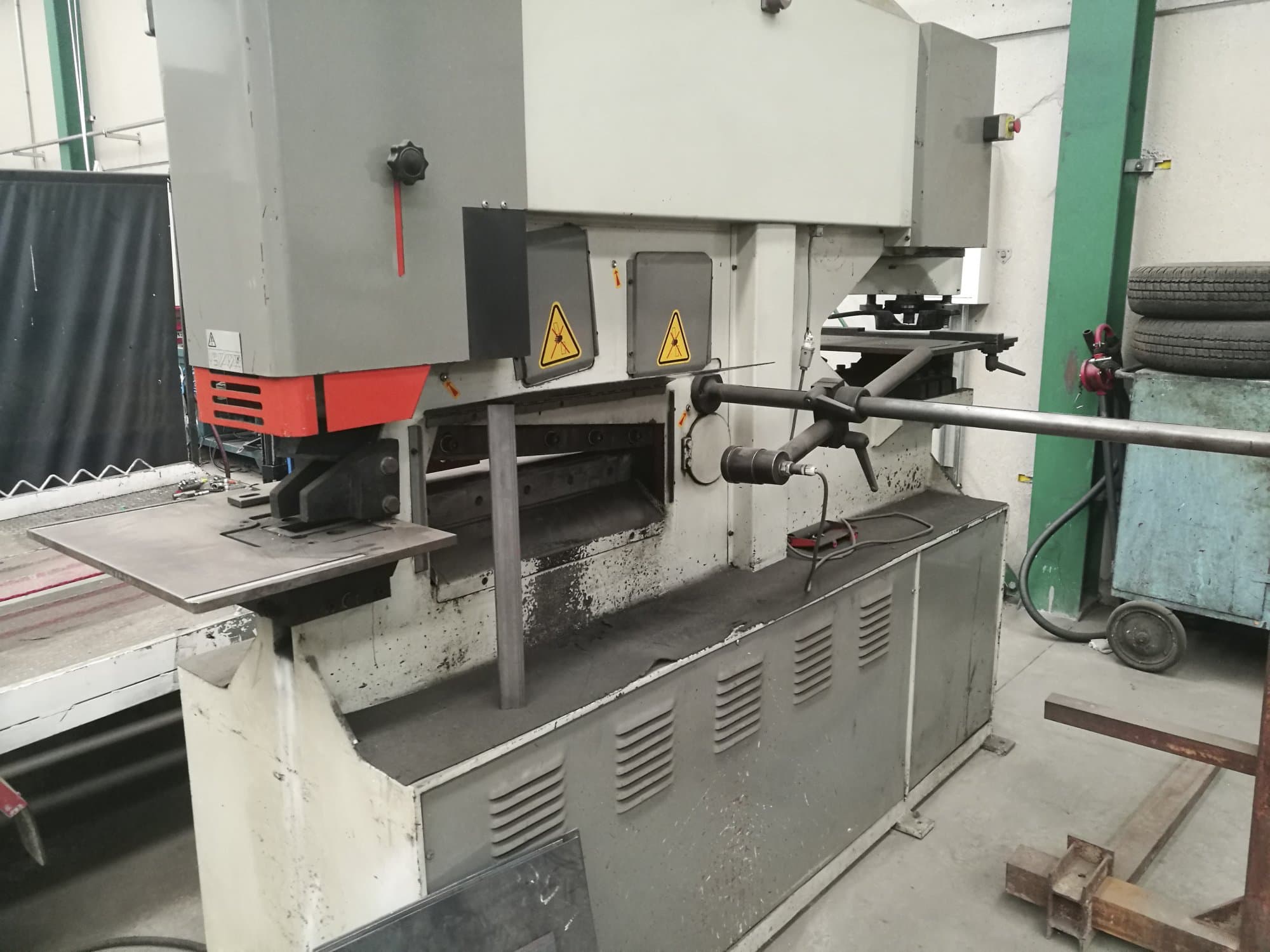 Recht aanzicht  1 van Durma IW 110 BTD machine