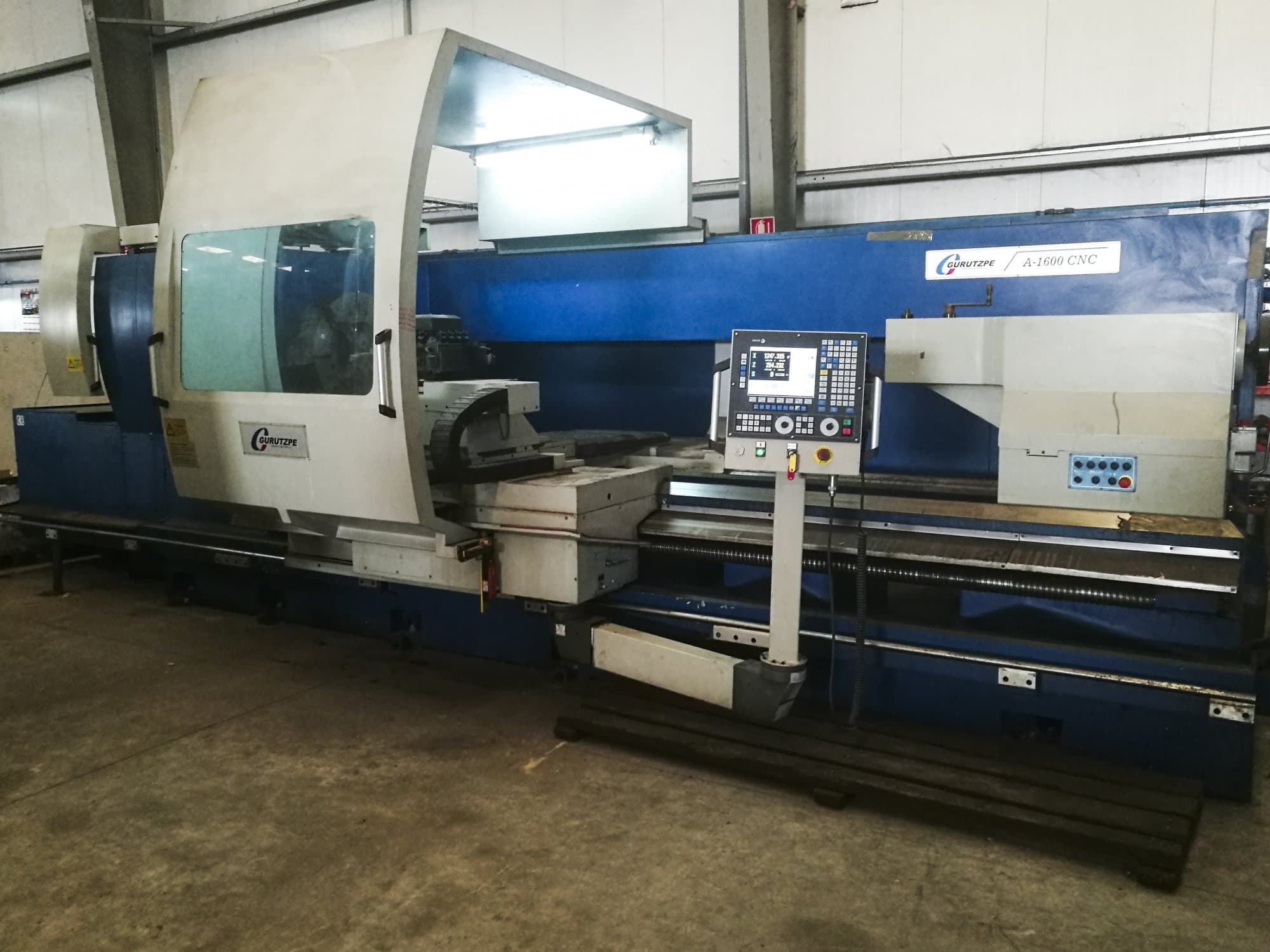 Links zicht  van Gurutzpe A-1600 CNC machine