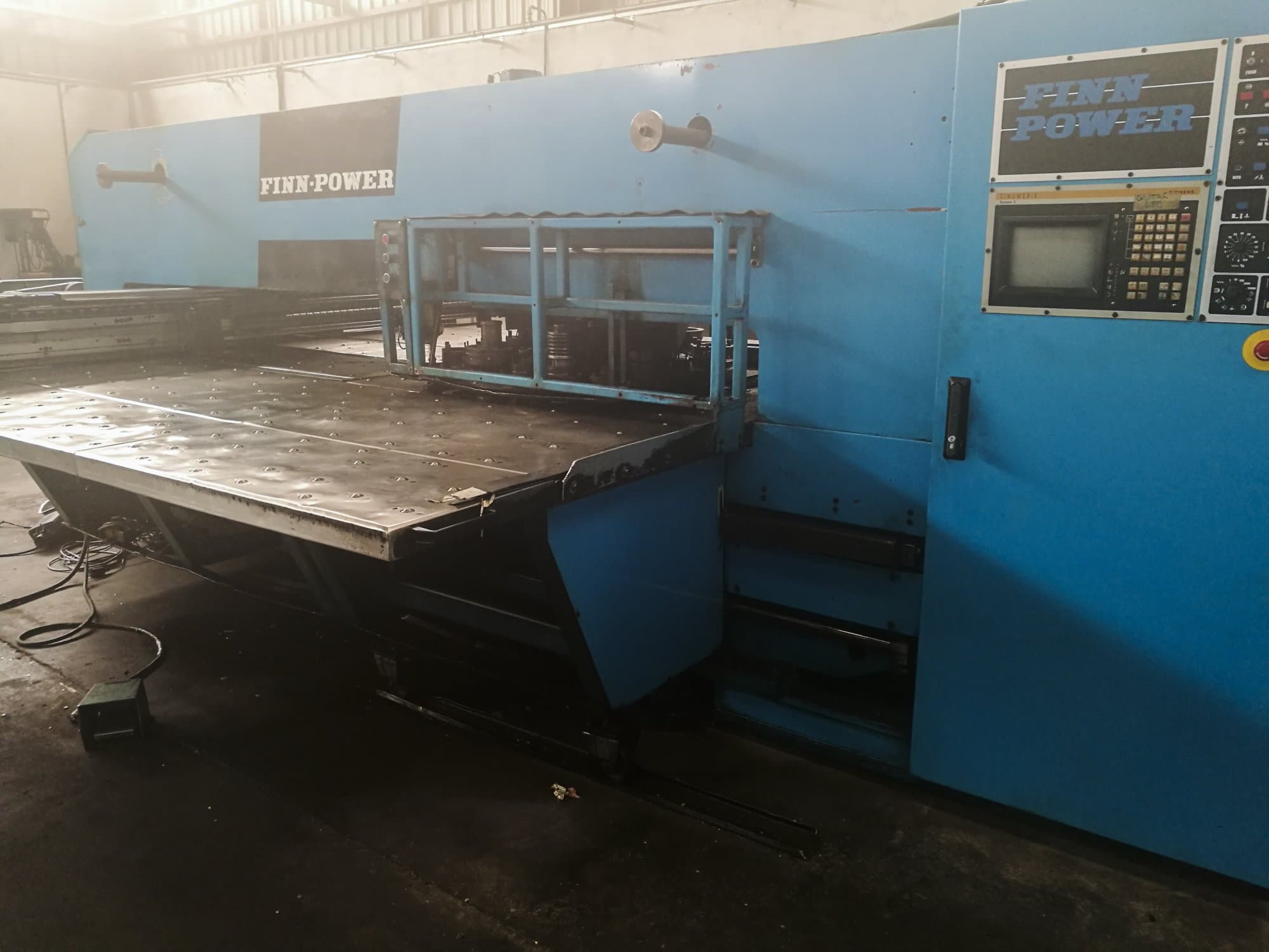 Recht aanzicht  van Finn-Power TP 2520 IF2 machine