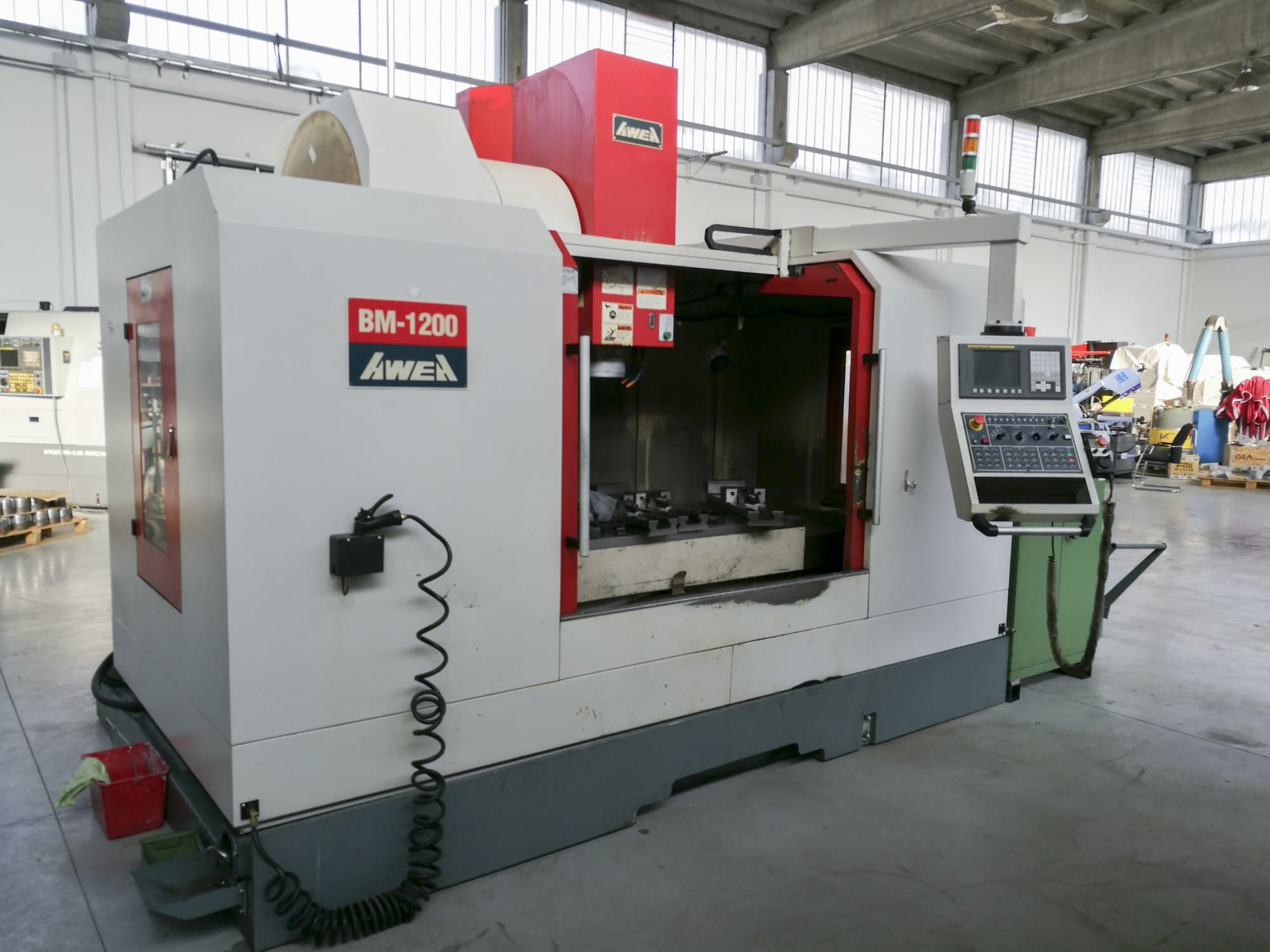 Links zicht  van AWEA BM-1200 machine