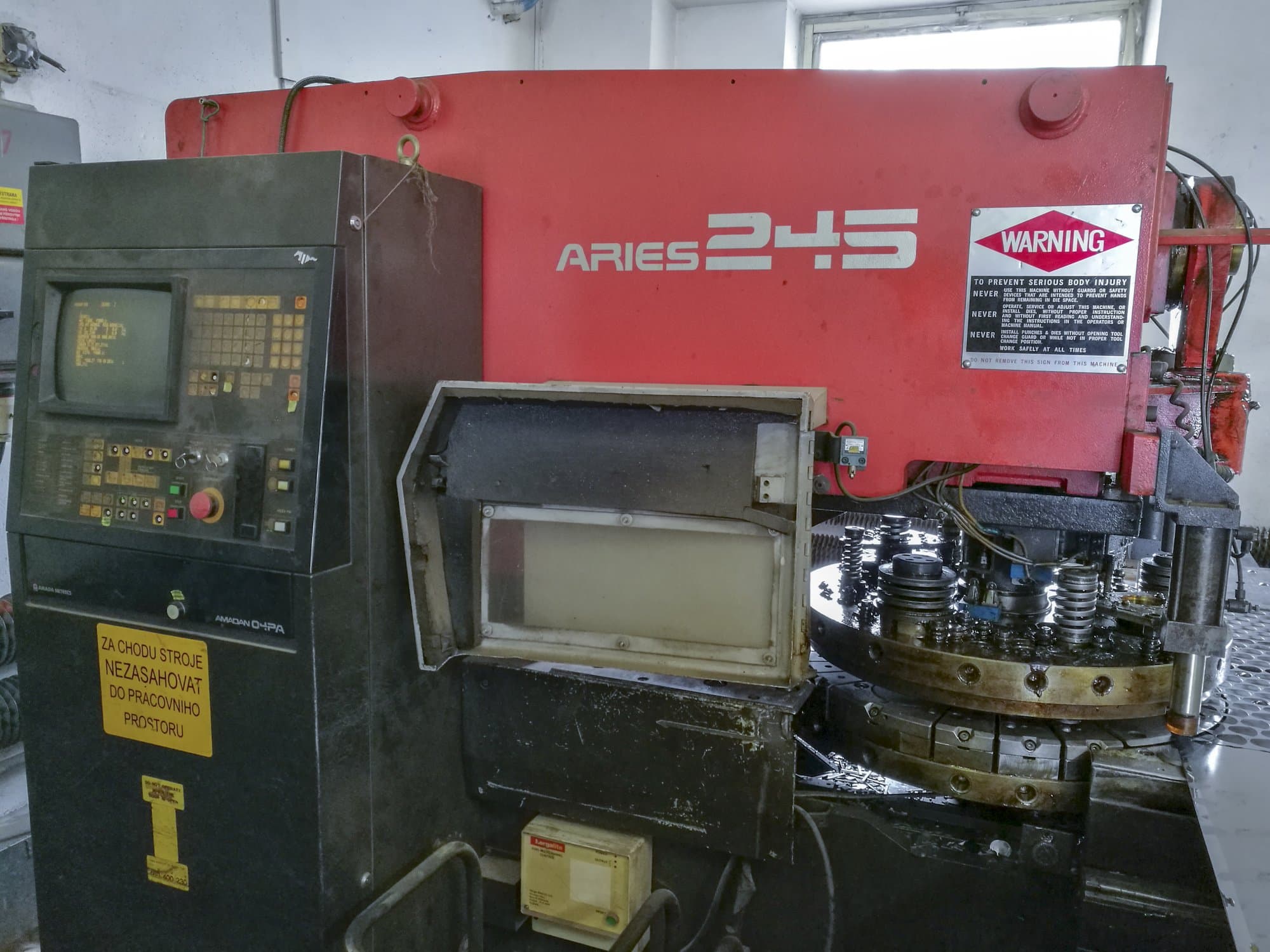 Vooraanzicht  van AMADA ARIES 245 machine