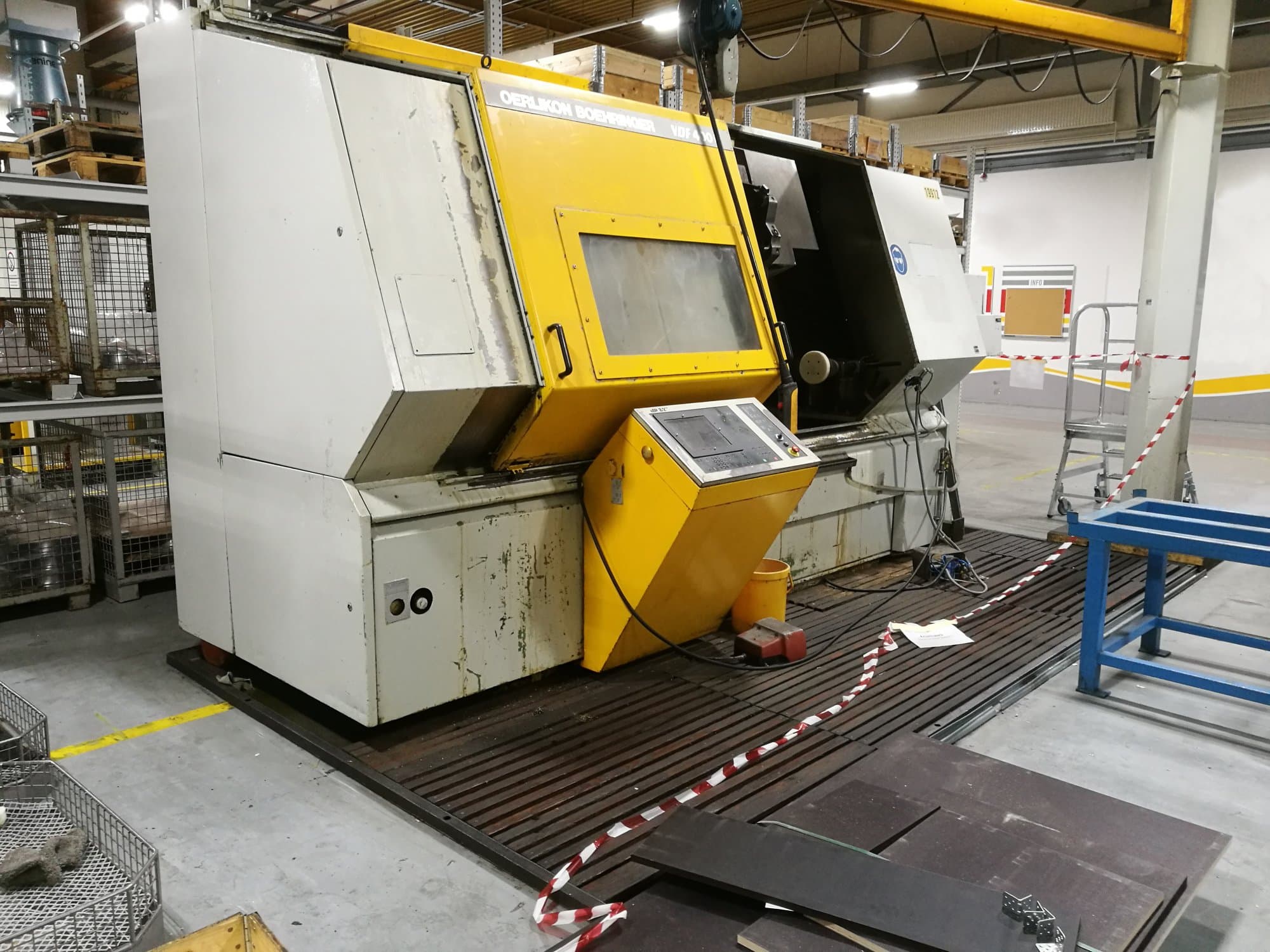 Links zicht  van OERLIKON BOEHRINGER VDF400C-F machine