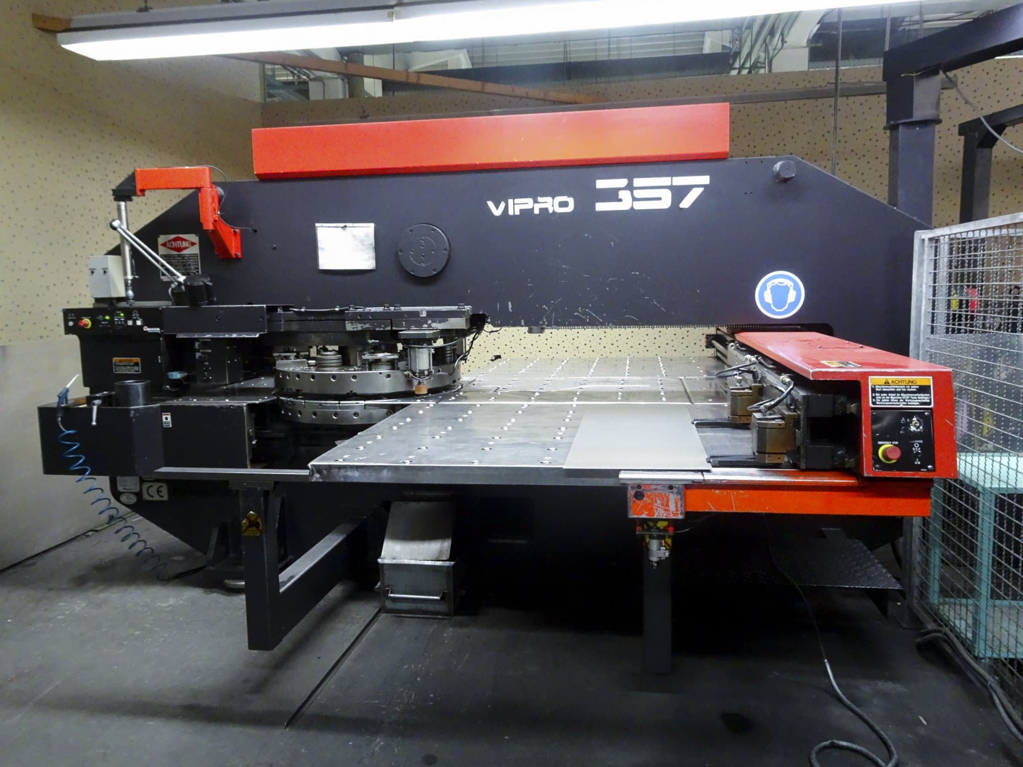 Vooraanzicht  van AMADA Vipros 357 machine