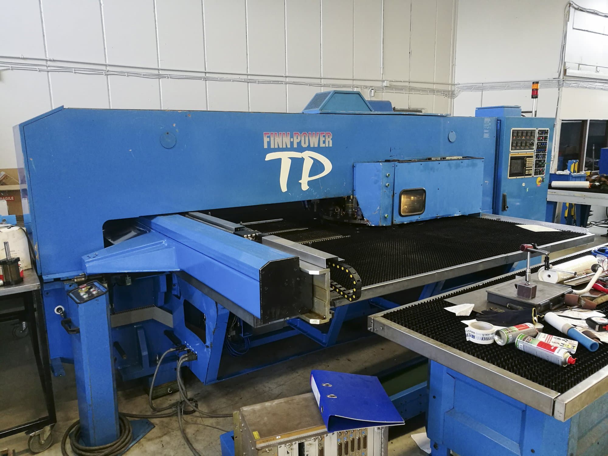 Links zicht  van Finn-Power TP 2525 machine