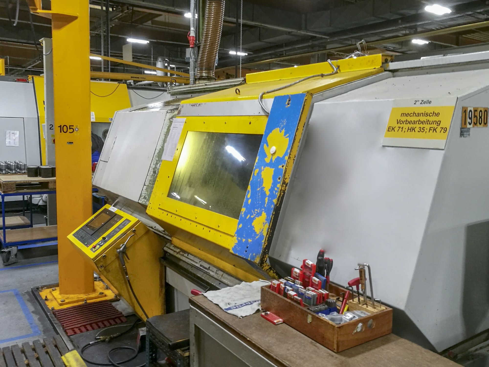 Recht aanzicht  van OERLIKON BOEHRINGER VDF 250 C-F machine