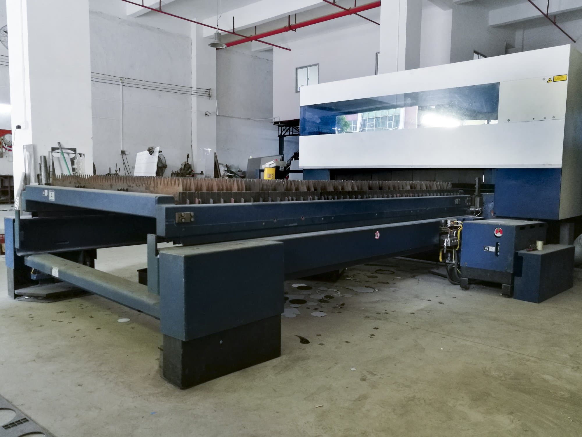 Recht aanzicht 1 van Trumpf TruLaser 3030 machine