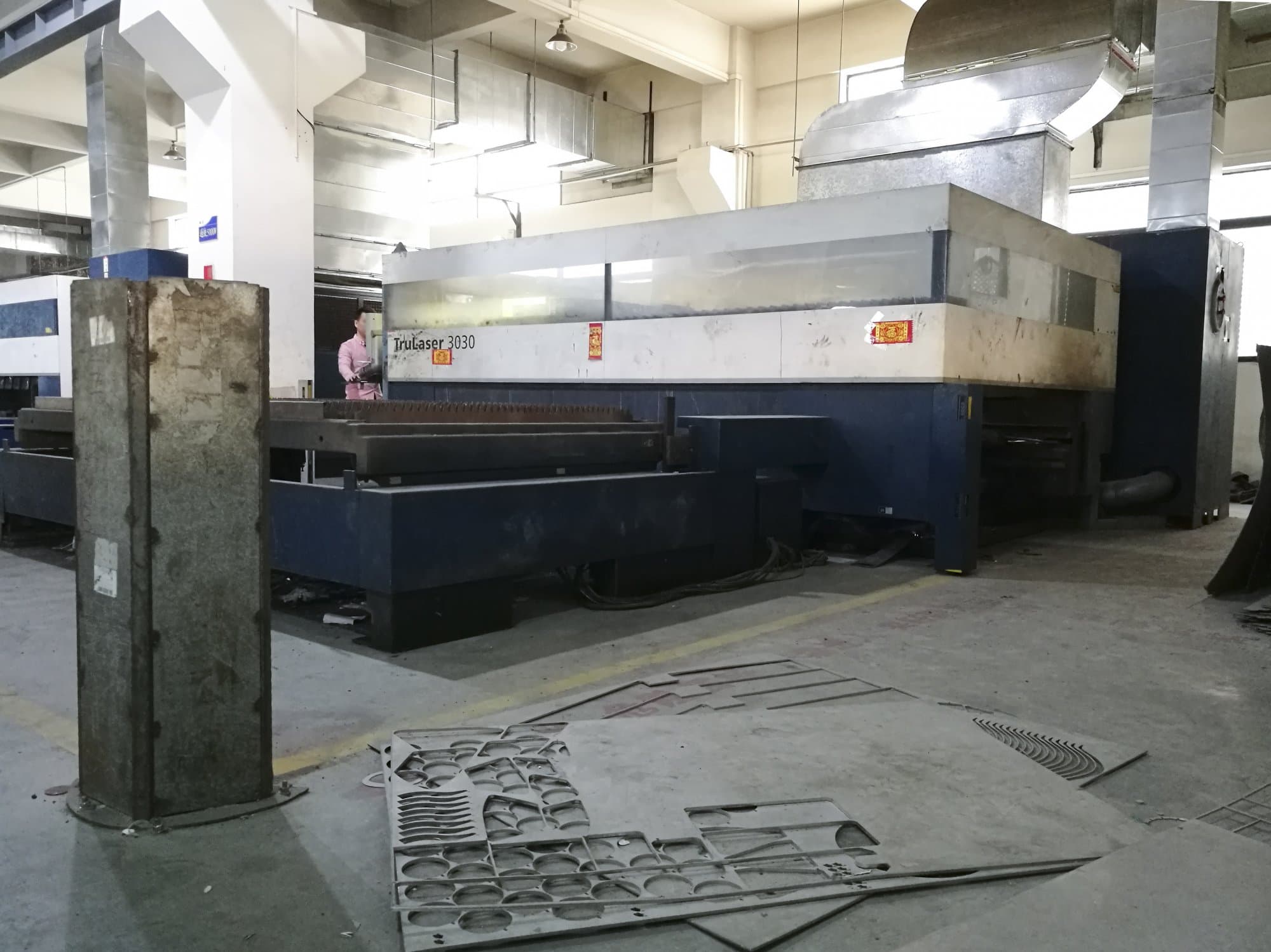 Links zicht  van Trumpf TruLaser 3030 machine