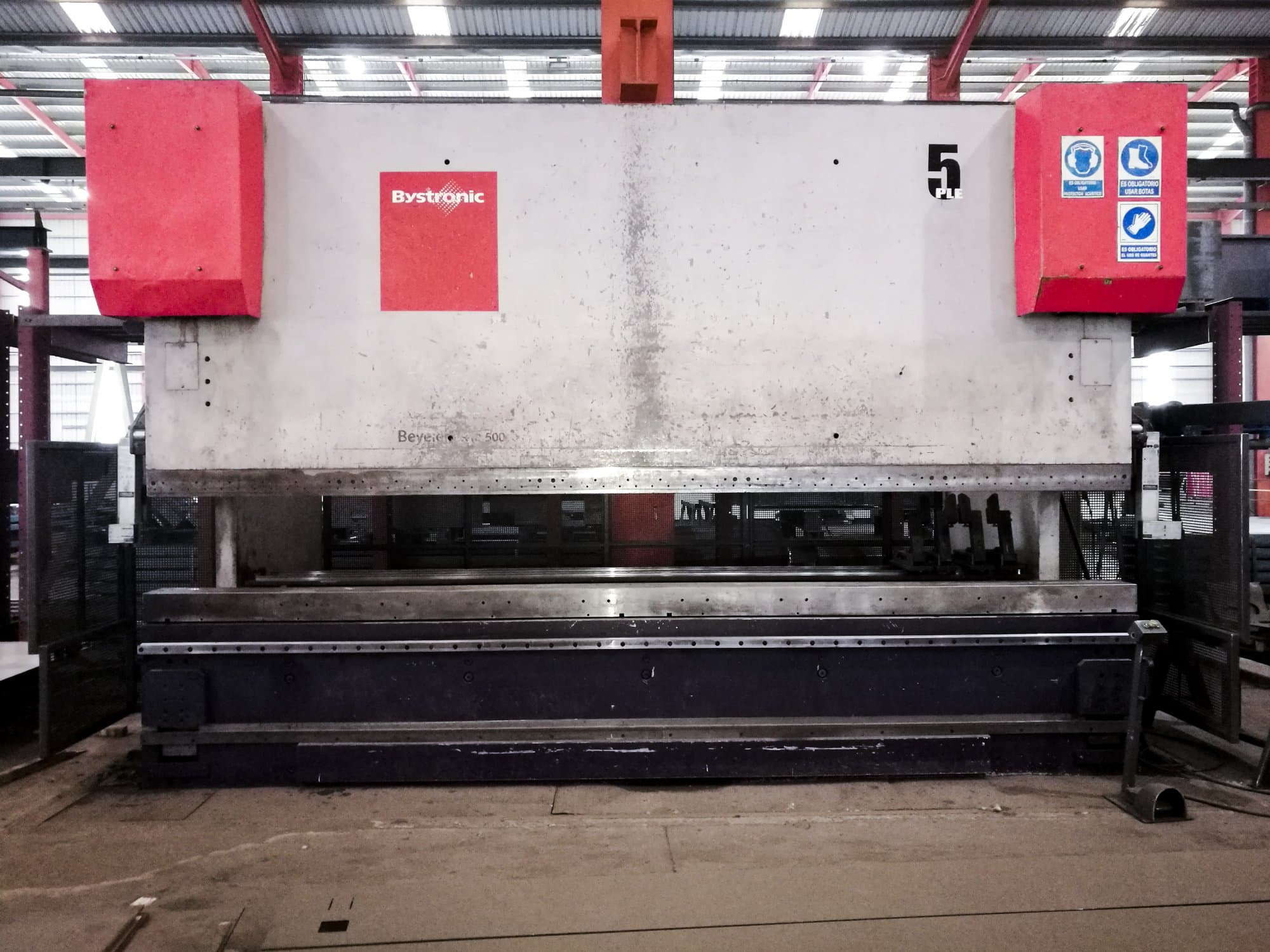 Links zicht  van Bystronic PR10 machine
