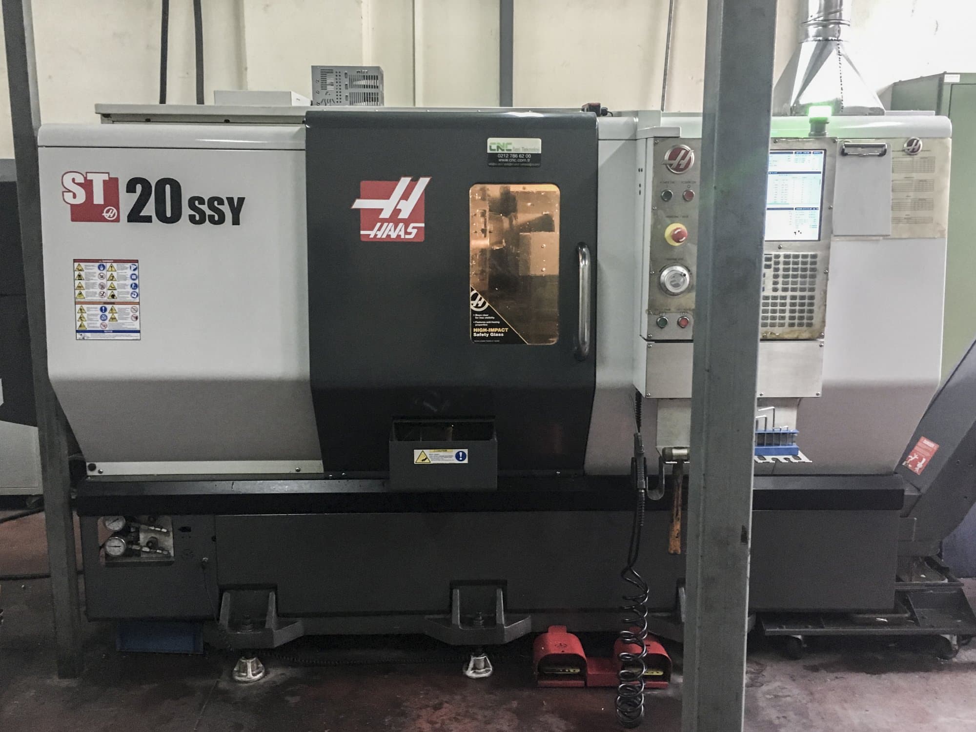 Vooraanzicht  van HAAS ST-20SSY machine