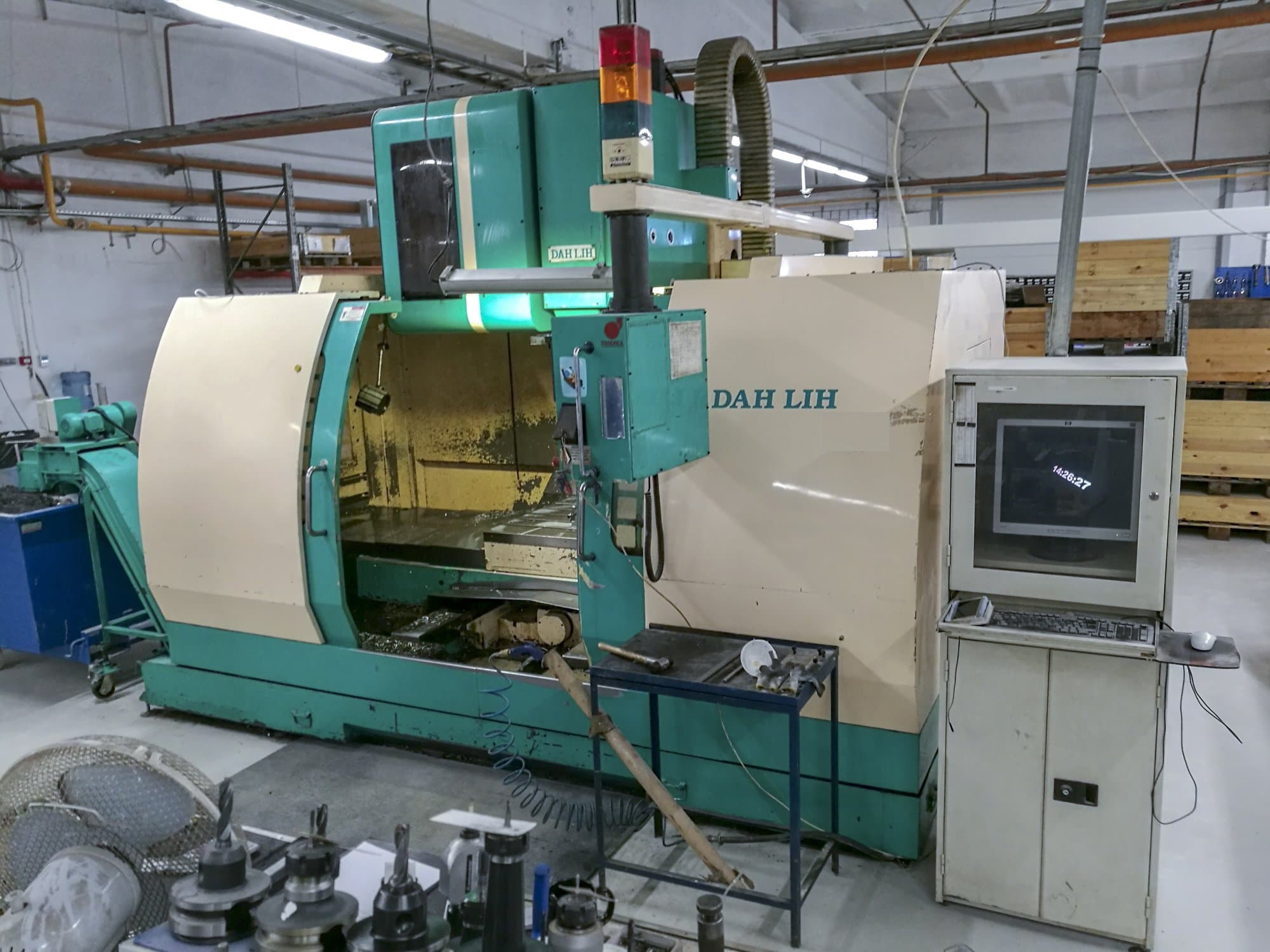 Vooraanzicht  van DAH LIH DL-MCV1250 machine