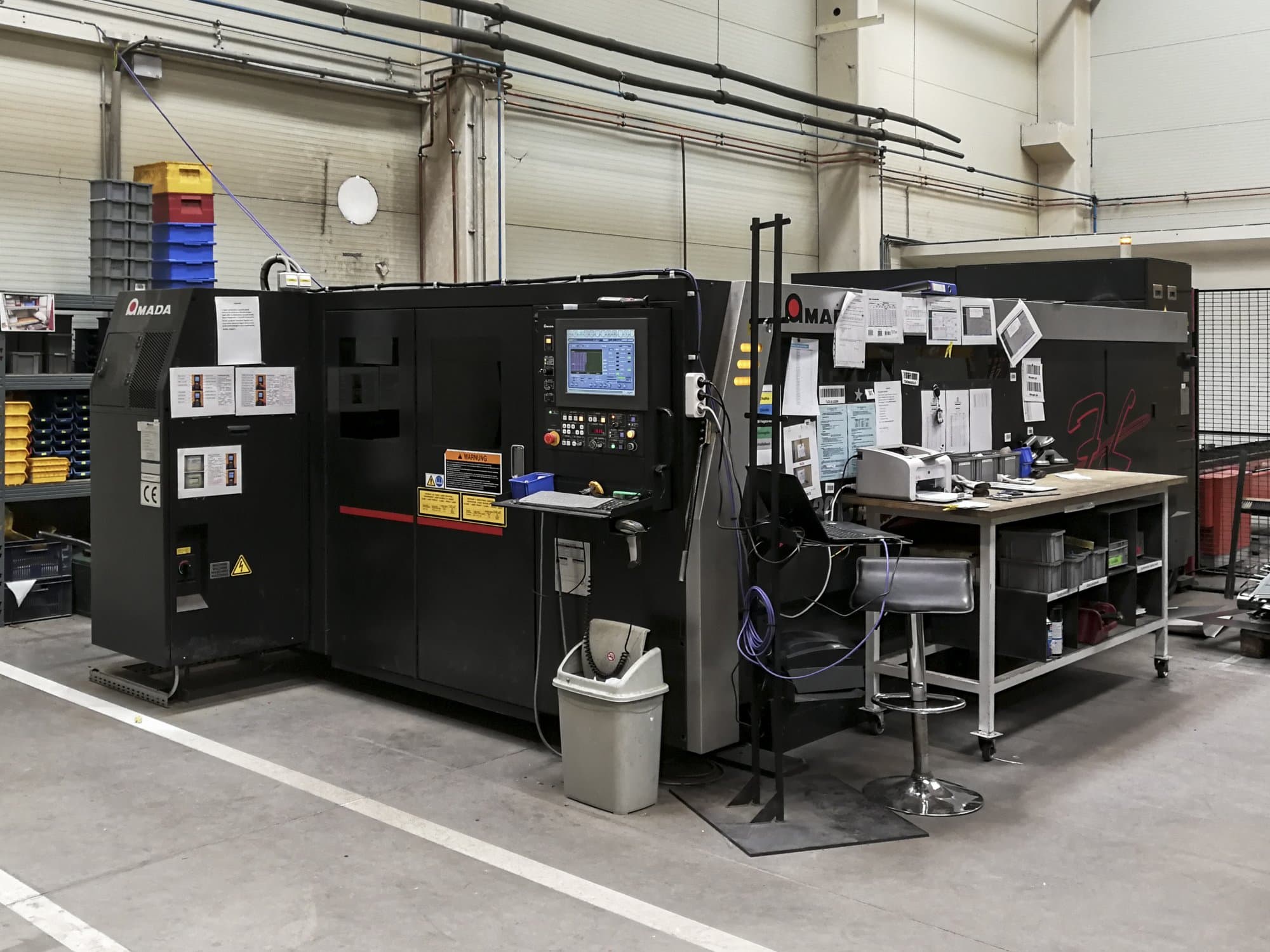 Recht aanzicht  van AMADA LCG-3015 AJ machine