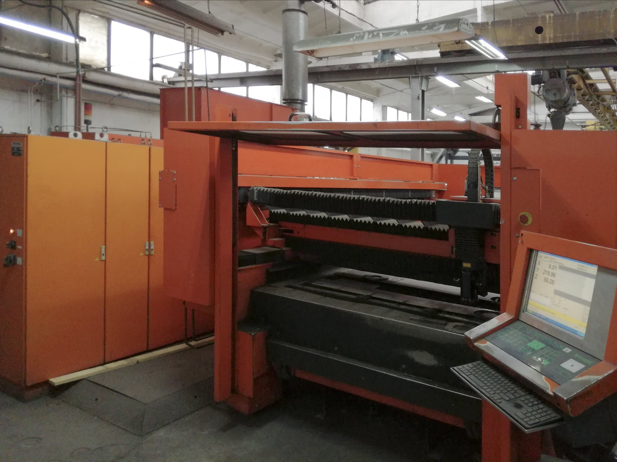 Recht aanzicht  van Bystronic BySprint 3015 machine