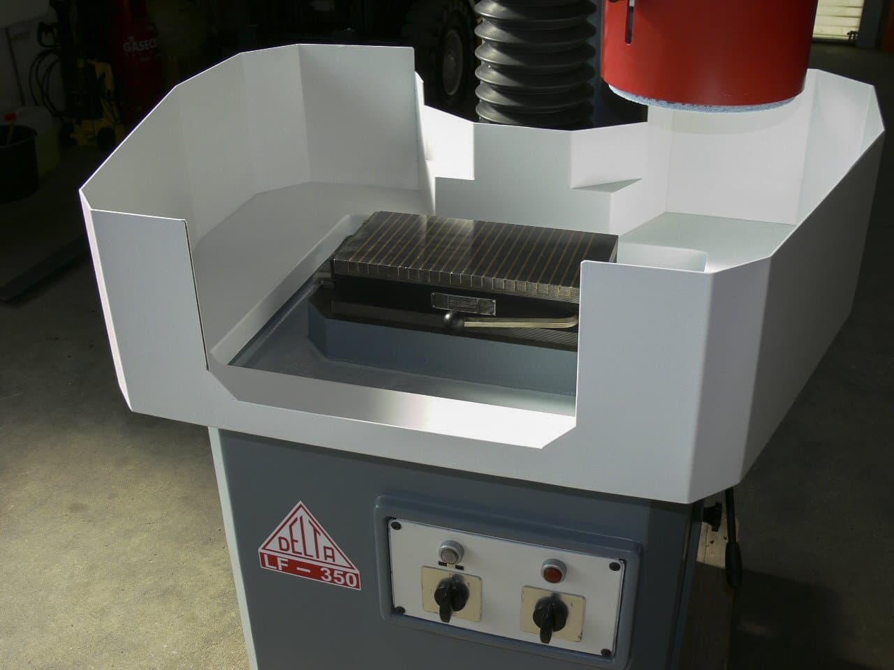 Vooraanzicht van DELTA LF-350 machine