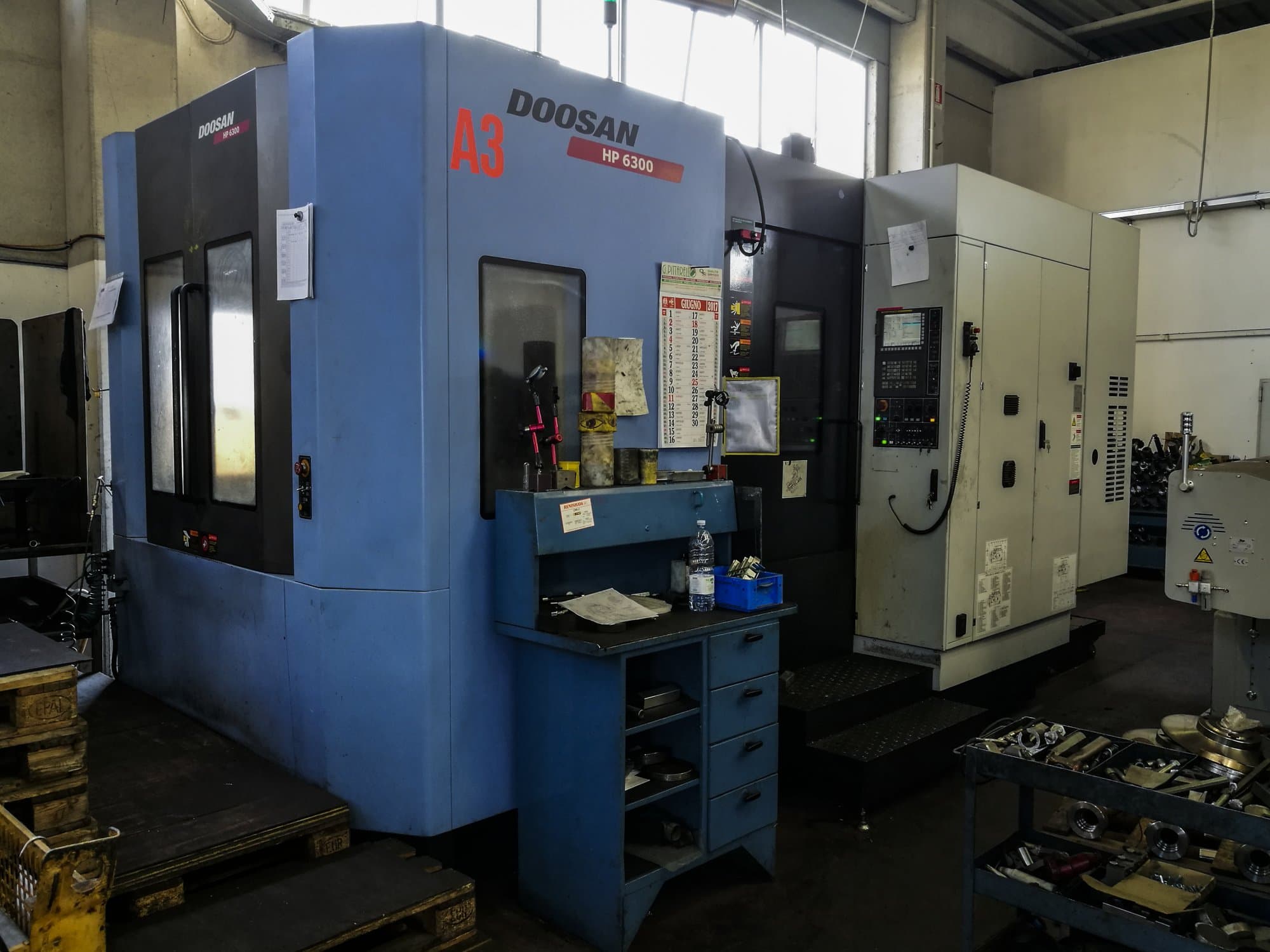 Links zicht  van Doosan HP 6300 machine