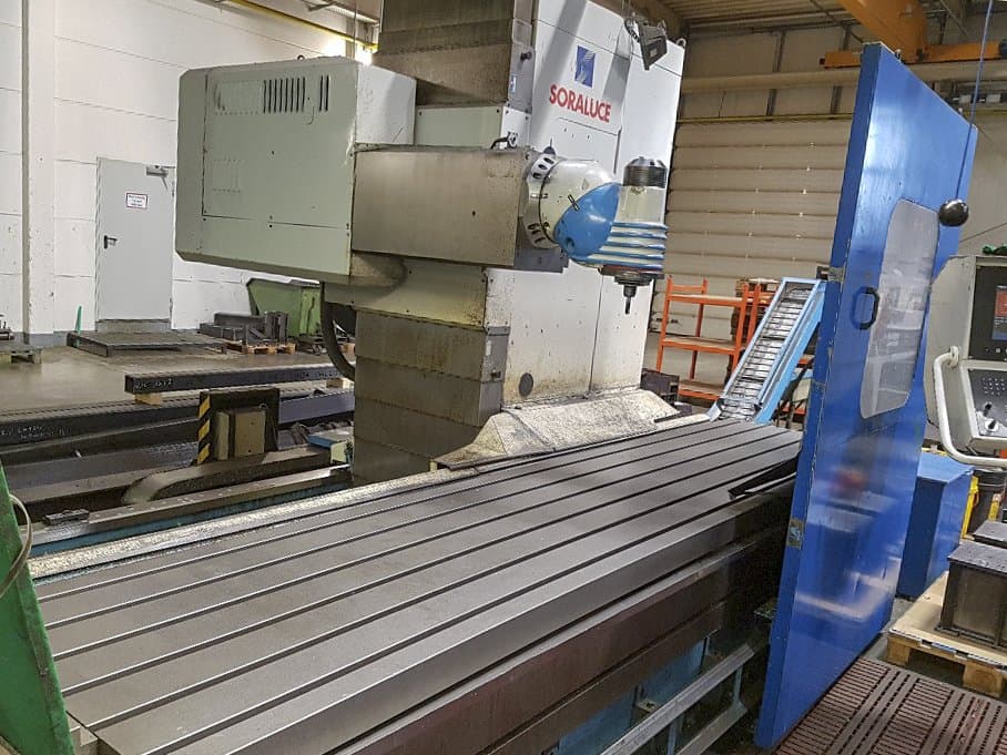 Links zicht  van Soraluce SL-4000 machine