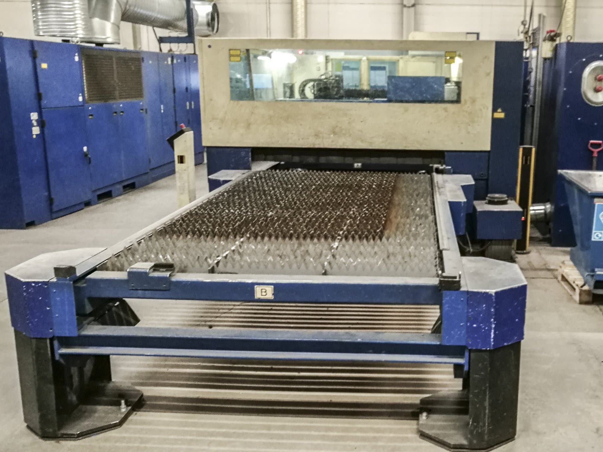 Recht aanzicht  van Trumpf Trumatic L3050 machine