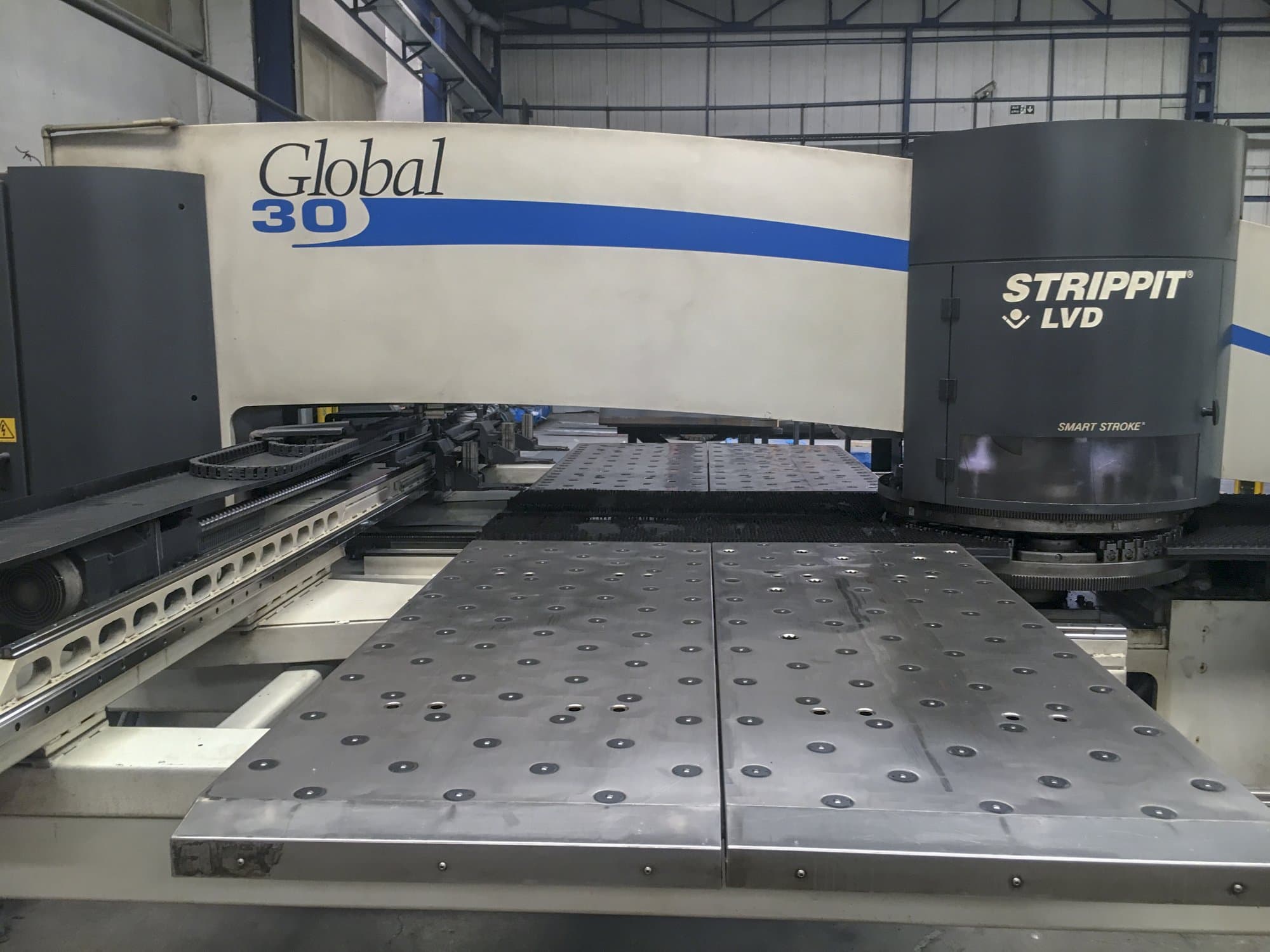 Vooraanzicht  van LVD STRIPPIT Global 30 1525 machine