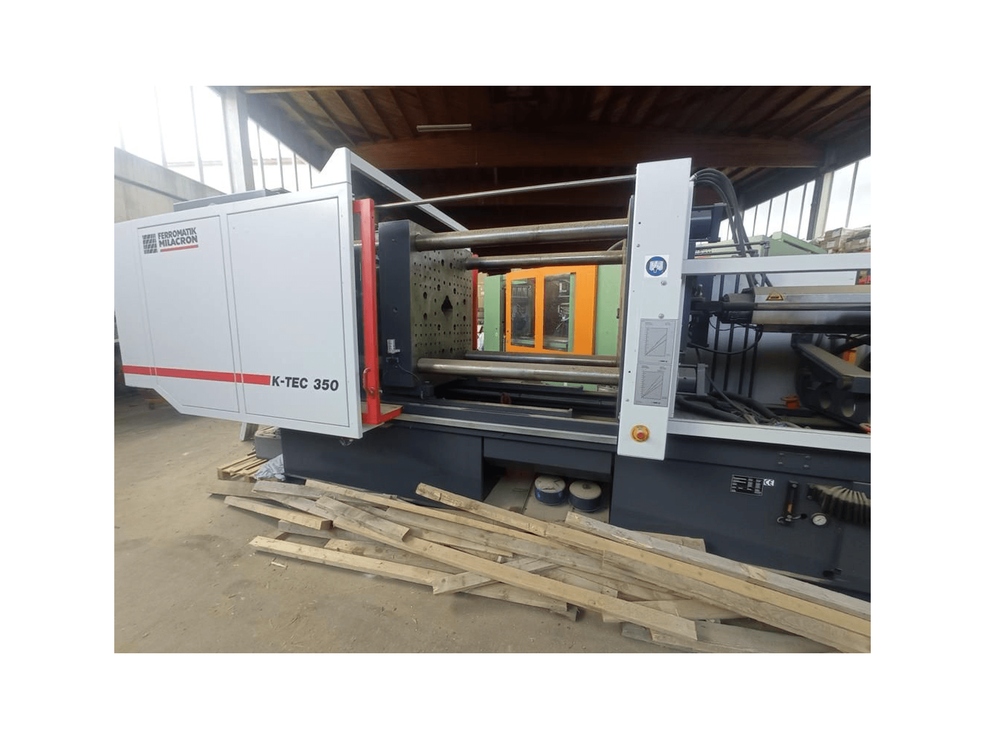 K-TEC 350 van Ferromatik Milacron, gezien vanaf de zijkant, met de complexe machines en bedieningselementen.