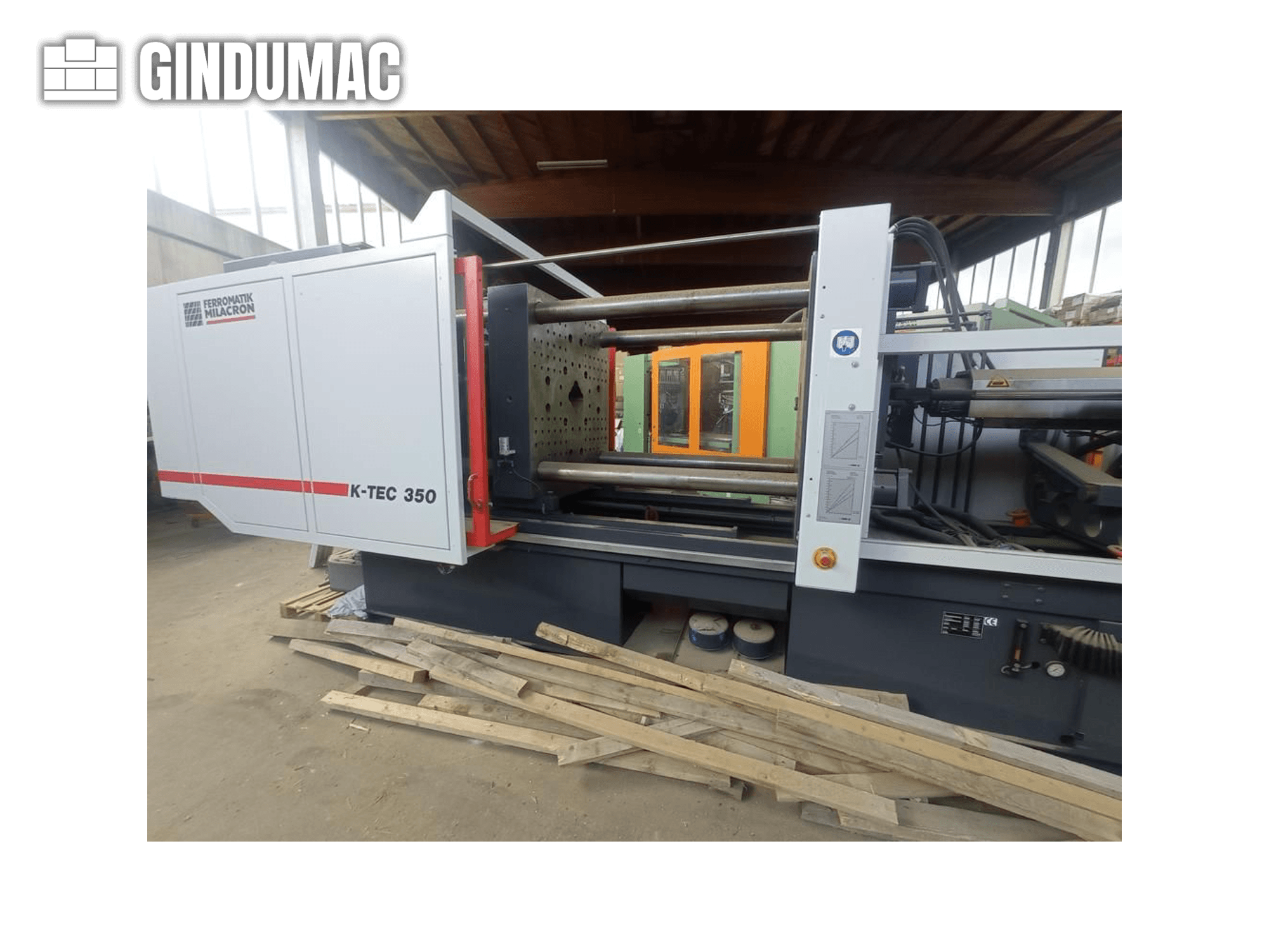 K-TEC 350 van Ferromatik Milacron, gezien vanaf de zijkant, met de complexe machines en bedieningselementen.