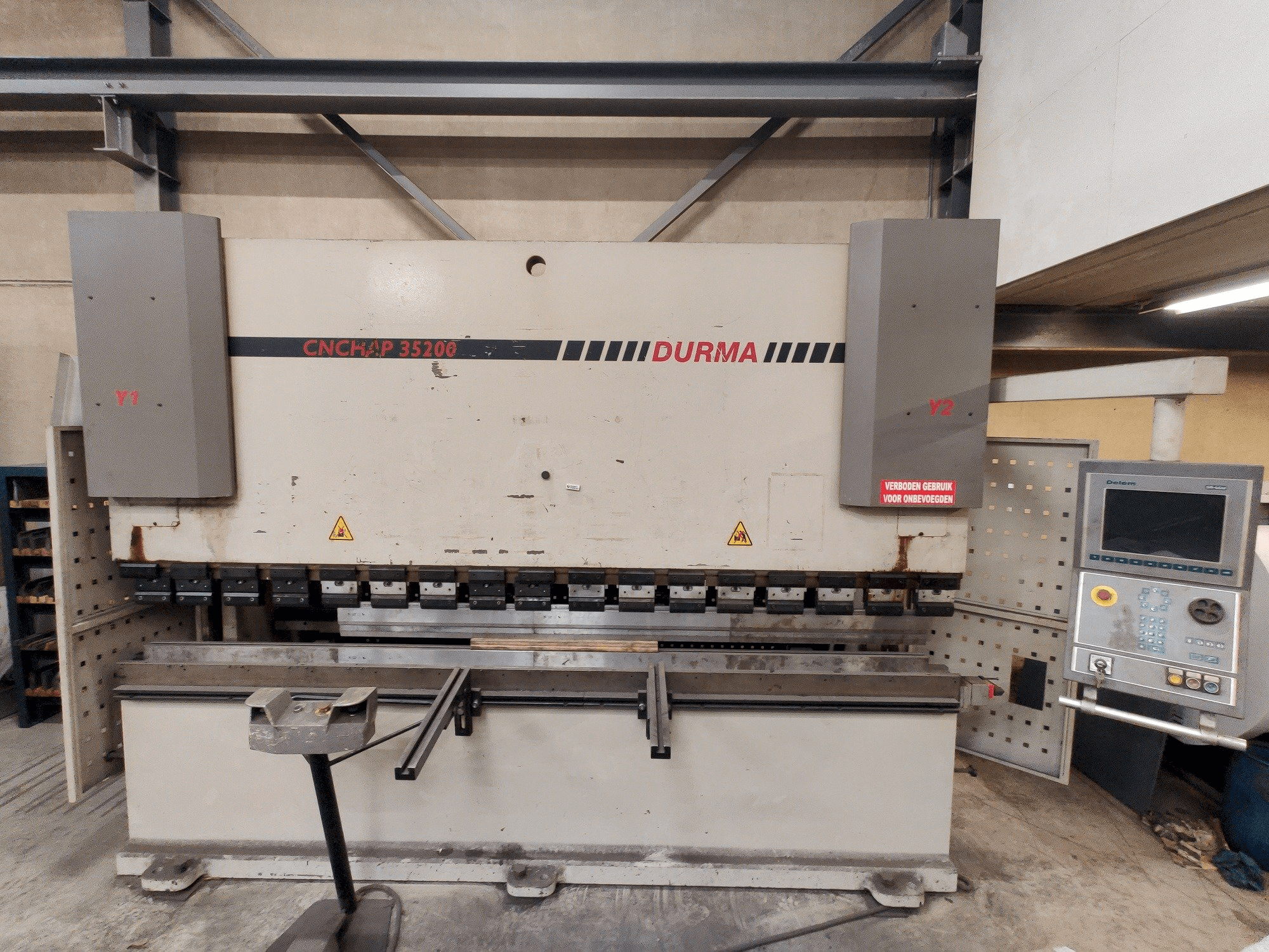 Vooraanzicht van Durma CNC HAP 35200 machine