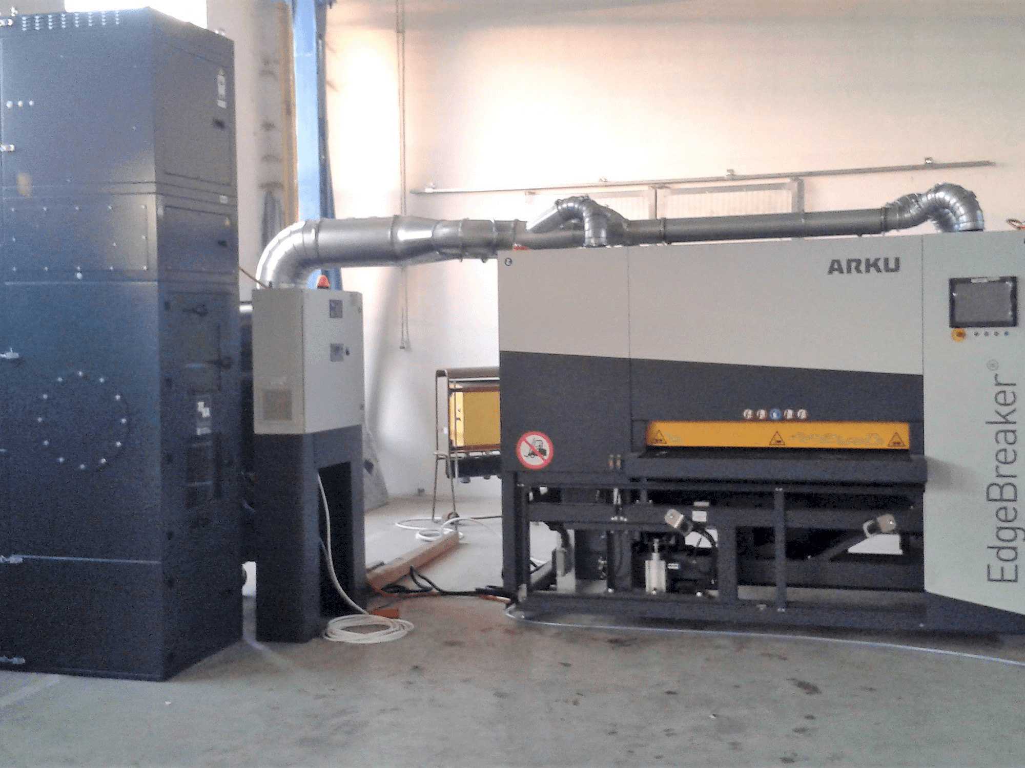 Vooraanzicht van ARKU EdgeBreaker 4000 machine