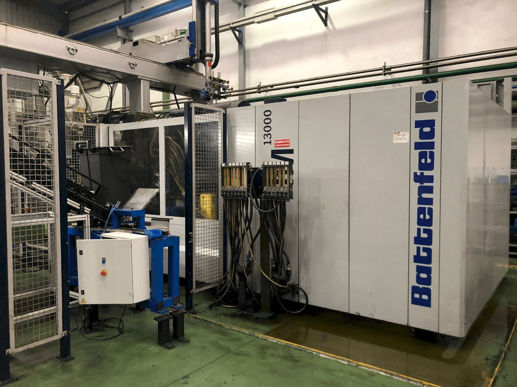 Vooraanzicht van Battenfeld HM 13000 machine