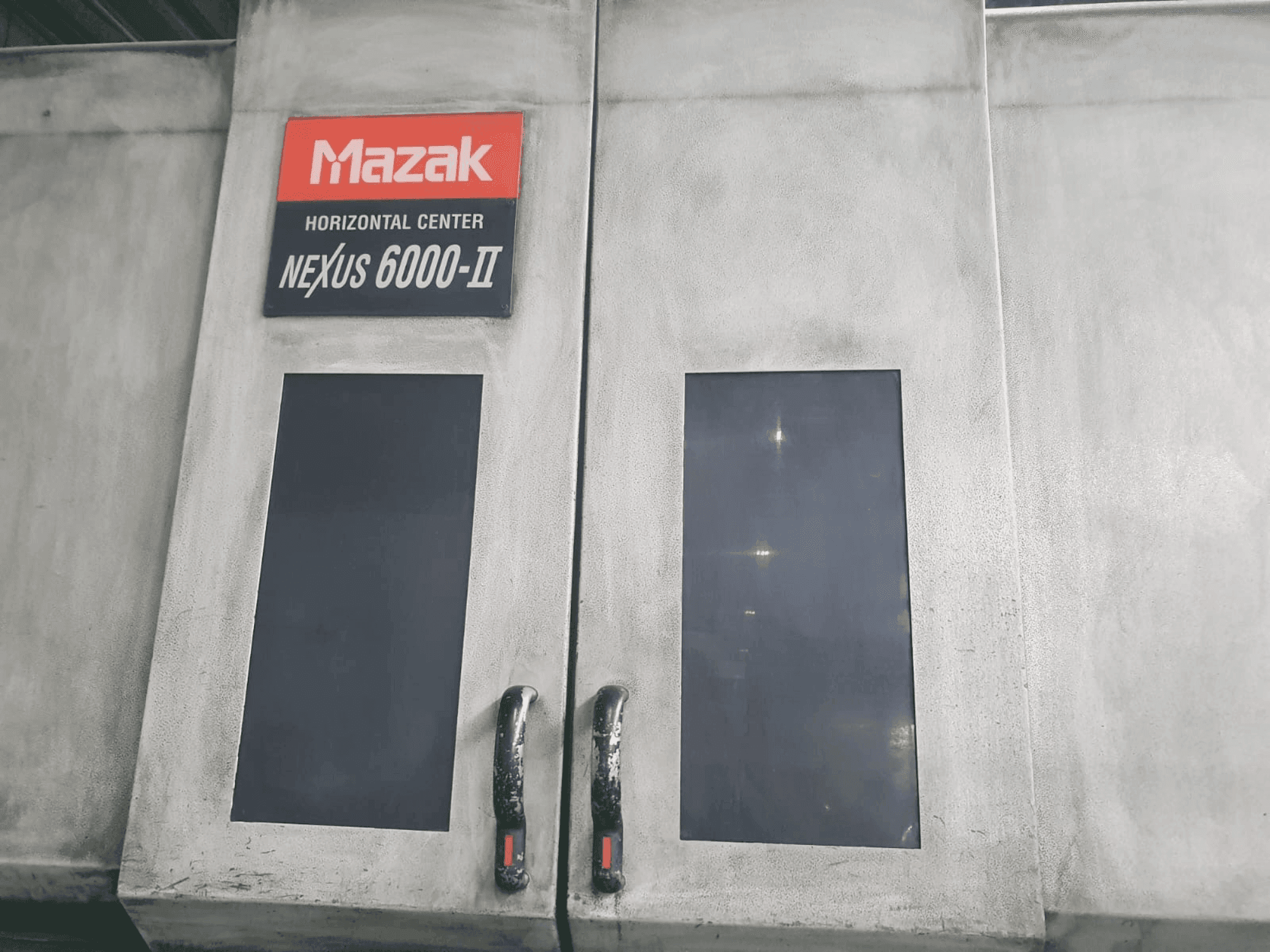 Vooraanzicht van Mazak HI Nexus 6000 II machine