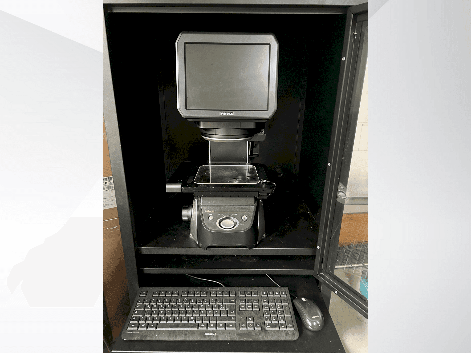 Vooraanzicht van KEYENCE IM 7020 machine