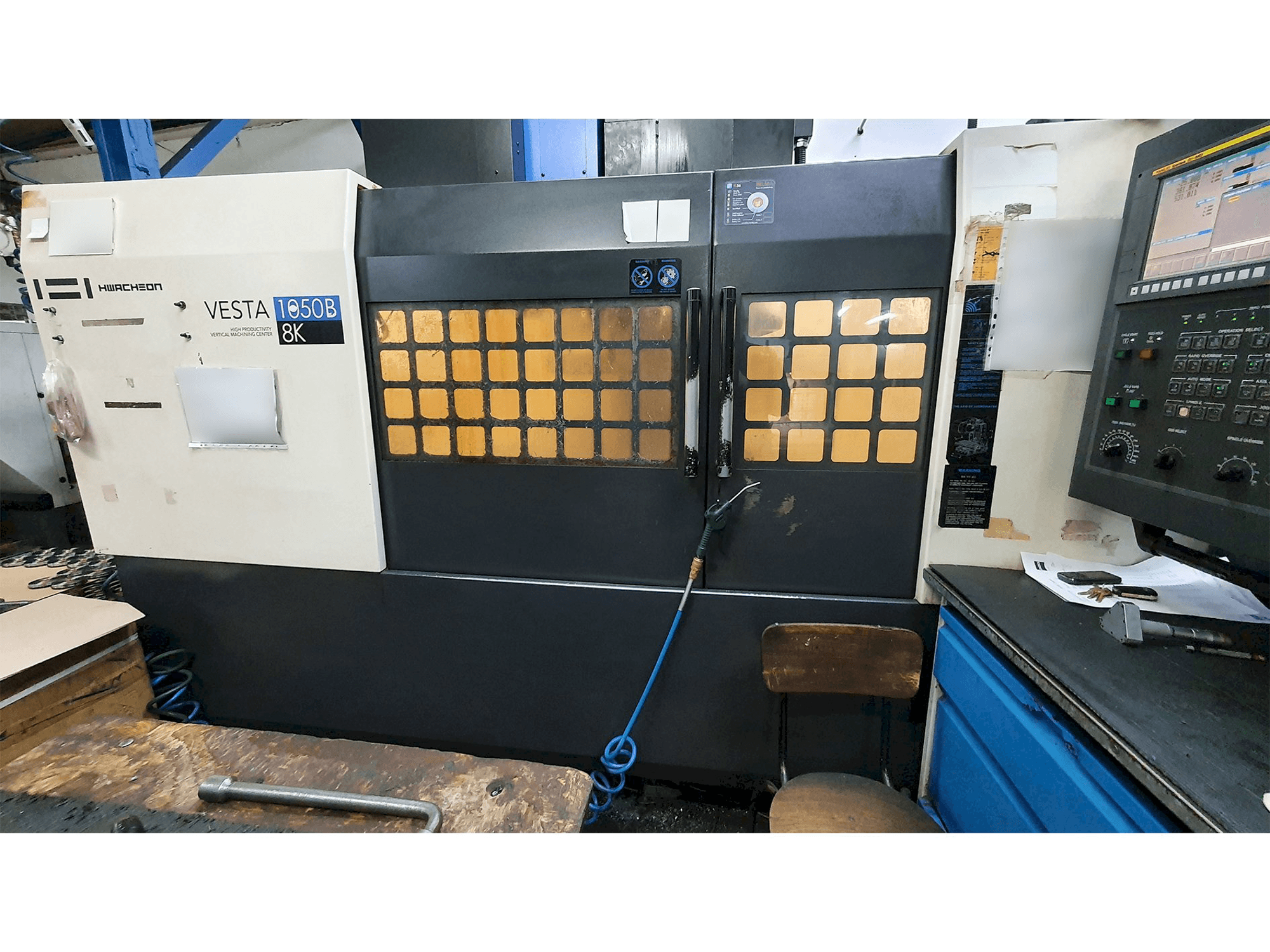 Vooraanzicht van HWACHEON VESTA-1050B machine