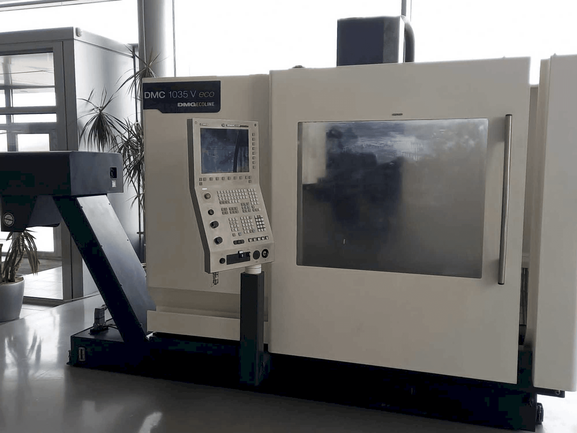 Vooraanzicht van DMG DMC 1035 V eco machine