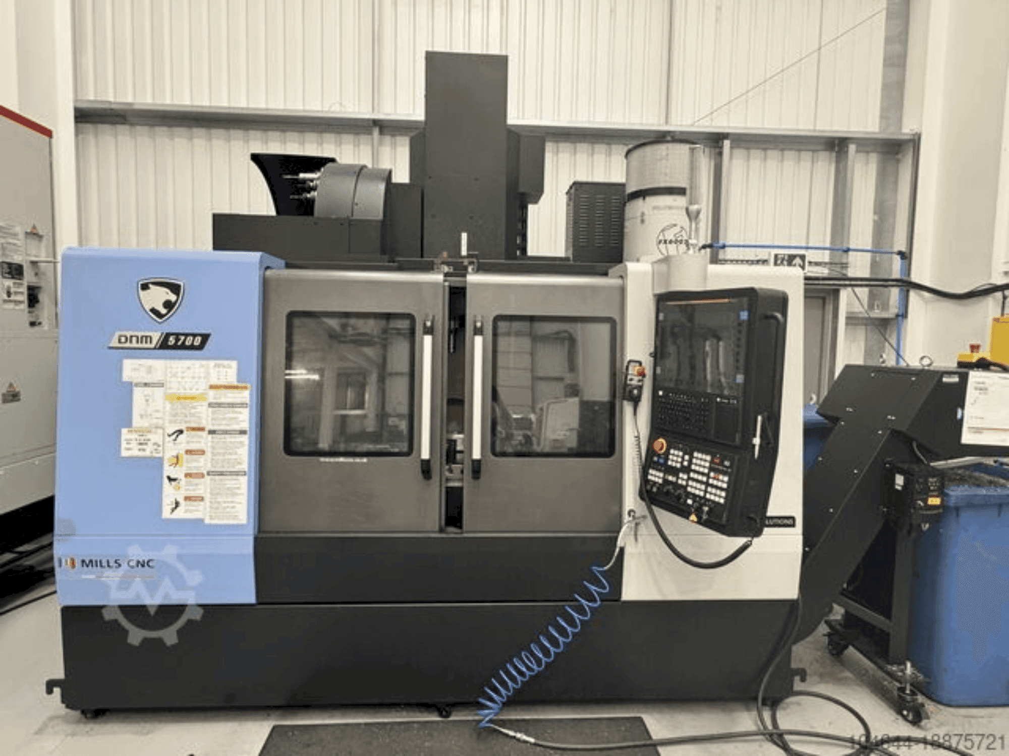 Vooraanzicht van DOOSAN DNM 5700 machine