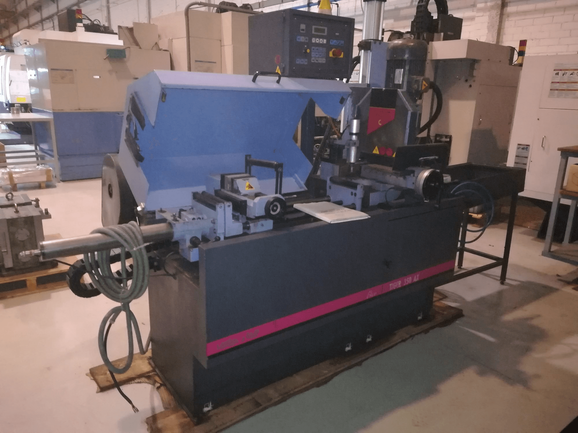 Vooraanzicht van MEP TIGER 350 AX machine